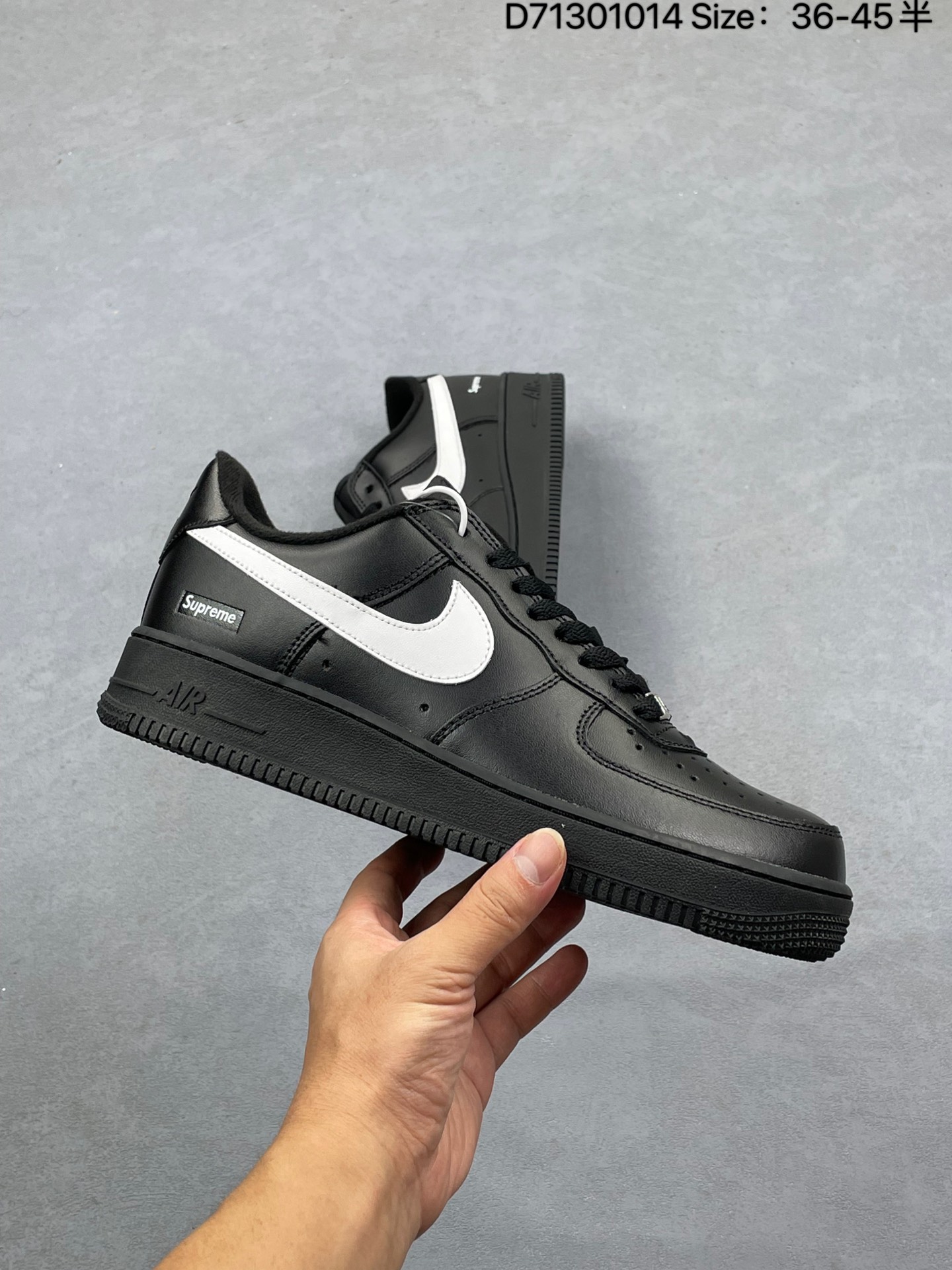 💰150
Nike Air Force 1 Low Supreme联名 空军一号低帮运动休闲板鞋 原楦头原纸板 打造纯正空军版型 专注外贸渠道 全掌内置蜂窝气垫 原盒配件 原厂中底钢印、拉帮完美   
货号：CU9225-001
尺码：35.5 36 36.5 37.5 38 38.5 39 40 40.5 41 42 42.5 43 44 44.5 45 

编码D71301014
