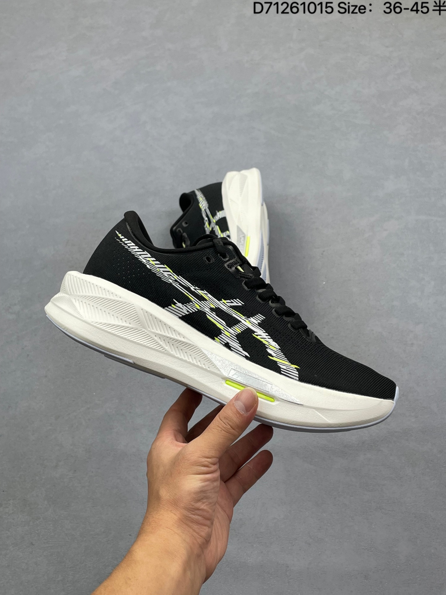 💰130
亚瑟士(ASICS)2025年男子SONICBLAST跑步鞋 1011C083-100 ASICS Sonicblast是亚瑟士2025年推出的全新回弹系列跑鞋,主打速度训练场景,采用FF TURBO™ SQUARED中底科技,强调高效响应与疾速体验,适用于日常节奏跑及长距离训练。采用双层Flytefoam Turbo泡棉+PEBAX板结构,上层FF TURBO™ SQUARED泡棉提供弹而不软的脚感,下层FF BLAST MAX稳定落地姿态,搭配Pebax板增强推进力。ASICS GRIP橡胶外底,30英里测试后仅轻微磨损,兼顾抓地力与耐用性。适合5-10公里节奏跑、轻松跑及半马以下长距离训练,非碳板设计降低门槛,适合进阶跑者提速需求。1鞋面采用提花网眼材质,透气包裹兼具;缝合式鞋舌与后跟支撑杯提供稳定锁定感,评测显示兼容多数脚型。
货号:1012B862-001
尺码: 36~45半
编码: D71261015