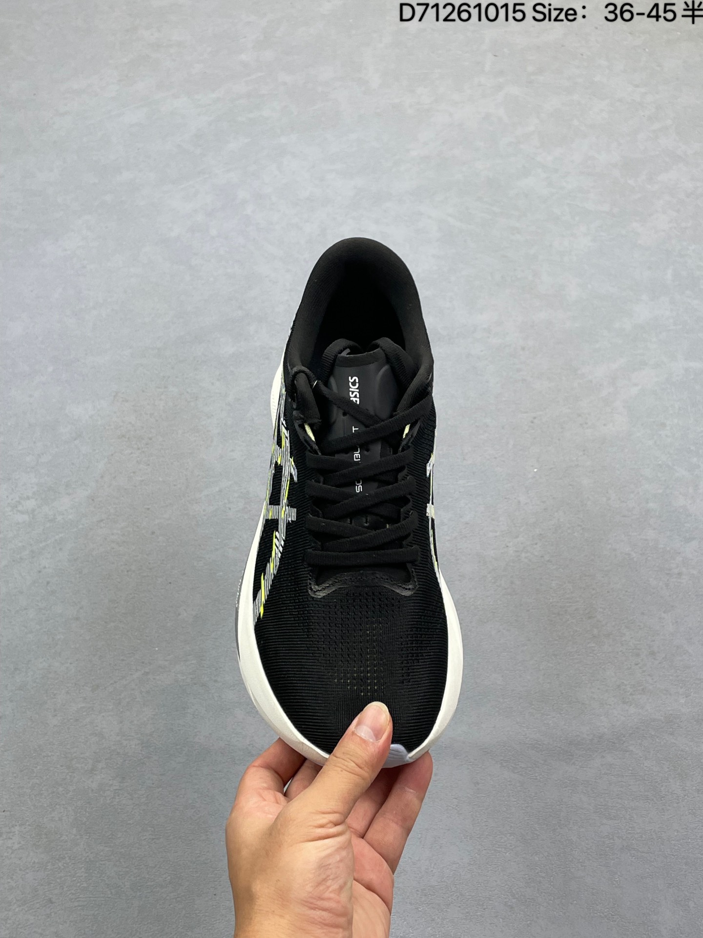 💰130
亚瑟士(ASICS)2025年男子SONICBLAST跑步鞋 1011C083-100 ASICS Sonicblast是亚瑟士2025年推出的全新回弹系列跑鞋,主打速度训练场景,采用FF TURBO™ SQUARED中底科技,强调高效响应与疾速体验,适用于日常节奏跑及长距离训练。采用双层Flytefoam Turbo泡棉+PEBAX板结构,上层FF TURBO™ SQUARED泡棉提供弹而不软的脚感,下层FF BLAST MAX稳定落地姿态,搭配Pebax板增强推进力。ASICS GRIP橡胶外底,30英里测试后仅轻微磨损,兼顾抓地力与耐用性。适合5-10公里节奏跑、轻松跑及半马以下长距离训练,非碳板设计降低门槛,适合进阶跑者提速需求。1鞋面采用提花网眼材质,透气包裹兼具;缝合式鞋舌与后跟支撑杯提供稳定锁定感,评测显示兼容多数脚型。
货号:1012B862-001
尺码: 36~45半
编码: D71261015