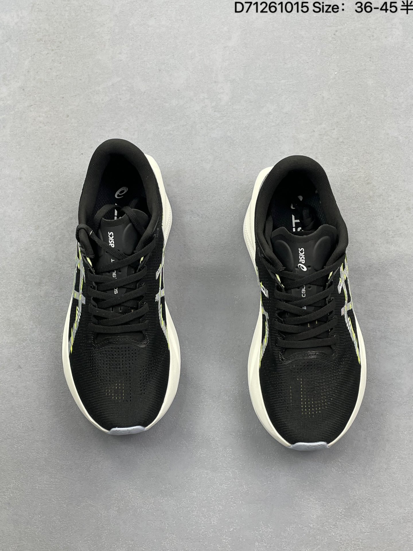 💰130
亚瑟士(ASICS)2025年男子SONICBLAST跑步鞋 1011C083-100 ASICS Sonicblast是亚瑟士2025年推出的全新回弹系列跑鞋,主打速度训练场景,采用FF TURBO™ SQUARED中底科技,强调高效响应与疾速体验,适用于日常节奏跑及长距离训练。采用双层Flytefoam Turbo泡棉+PEBAX板结构,上层FF TURBO™ SQUARED泡棉提供弹而不软的脚感,下层FF BLAST MAX稳定落地姿态,搭配Pebax板增强推进力。ASICS GRIP橡胶外底,30英里测试后仅轻微磨损,兼顾抓地力与耐用性。适合5-10公里节奏跑、轻松跑及半马以下长距离训练,非碳板设计降低门槛,适合进阶跑者提速需求。1鞋面采用提花网眼材质,透气包裹兼具;缝合式鞋舌与后跟支撑杯提供稳定锁定感,评测显示兼容多数脚型。
货号:1012B862-001
尺码: 36~45半
编码: D71261015