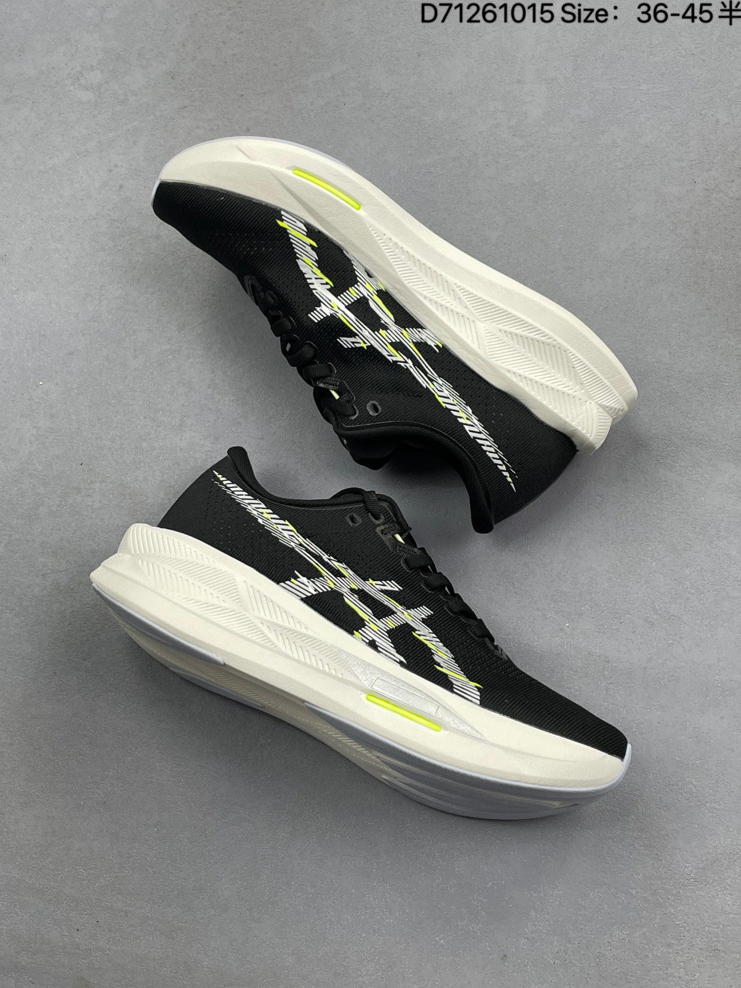 💰130
亚瑟士(ASICS)2025年男子SONICBLAST跑步鞋 1011C083-100 ASICS Sonicblast是亚瑟士2025年推出的全新回弹系列跑鞋,主打速度训练场景,采用FF TURBO™ SQUARED中底科技,强调高效响应与疾速体验,适用于日常节奏跑及长距离训练。采用双层Flytefoam Turbo泡棉+PEBAX板结构,上层FF TURBO™ SQUARED泡棉提供弹而不软的脚感,下层FF BLAST MAX稳定落地姿态,搭配Pebax板增强推进力。ASICS GRIP橡胶外底,30英里测试后仅轻微磨损,兼顾抓地力与耐用性。适合5-10公里节奏跑、轻松跑及半马以下长距离训练,非碳板设计降低门槛,适合进阶跑者提速需求。1鞋面采用提花网眼材质,透气包裹兼具;缝合式鞋舌与后跟支撑杯提供稳定锁定感,评测显示兼容多数脚型。
货号:1012B862-001
尺码: 36~45半
编码: D71261015