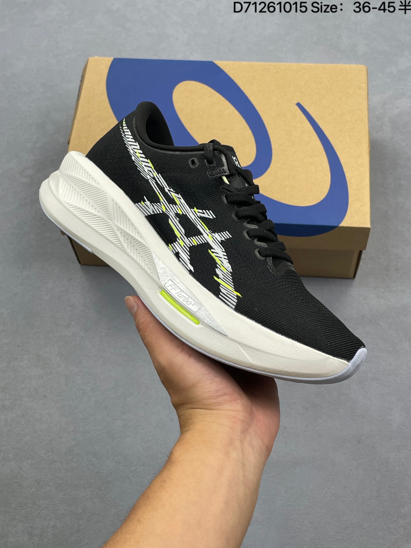 💰130
亚瑟士(ASICS)2025年男子SONICBLAST跑步鞋 1011C083-100 ASICS Sonicblast是亚瑟士2025年推出的全新回弹系列跑鞋,主打速度训练场景,采用FF TURBO™ SQUARED中底科技,强调高效响应与疾速体验,适用于日常节奏跑及长距离训练。采用双层Flytefoam Turbo泡棉+PEBAX板结构,上层FF TURBO™ SQUARED泡棉提供弹而不软的脚感,下层FF BLAST MAX稳定落地姿态,搭配Pebax板增强推进力。ASICS GRIP橡胶外底,30英里测试后仅轻微磨损,兼顾抓地力与耐用性。适合5-10公里节奏跑、轻松跑及半马以下长距离训练,非碳板设计降低门槛,适合进阶跑者提速需求。1鞋面采用提花网眼材质,透气包裹兼具;缝合式鞋舌与后跟支撑杯提供稳定锁定感,评测显示兼容多数脚型。
货号:1012B862-001
尺码: 36~45半
编码: D71261015