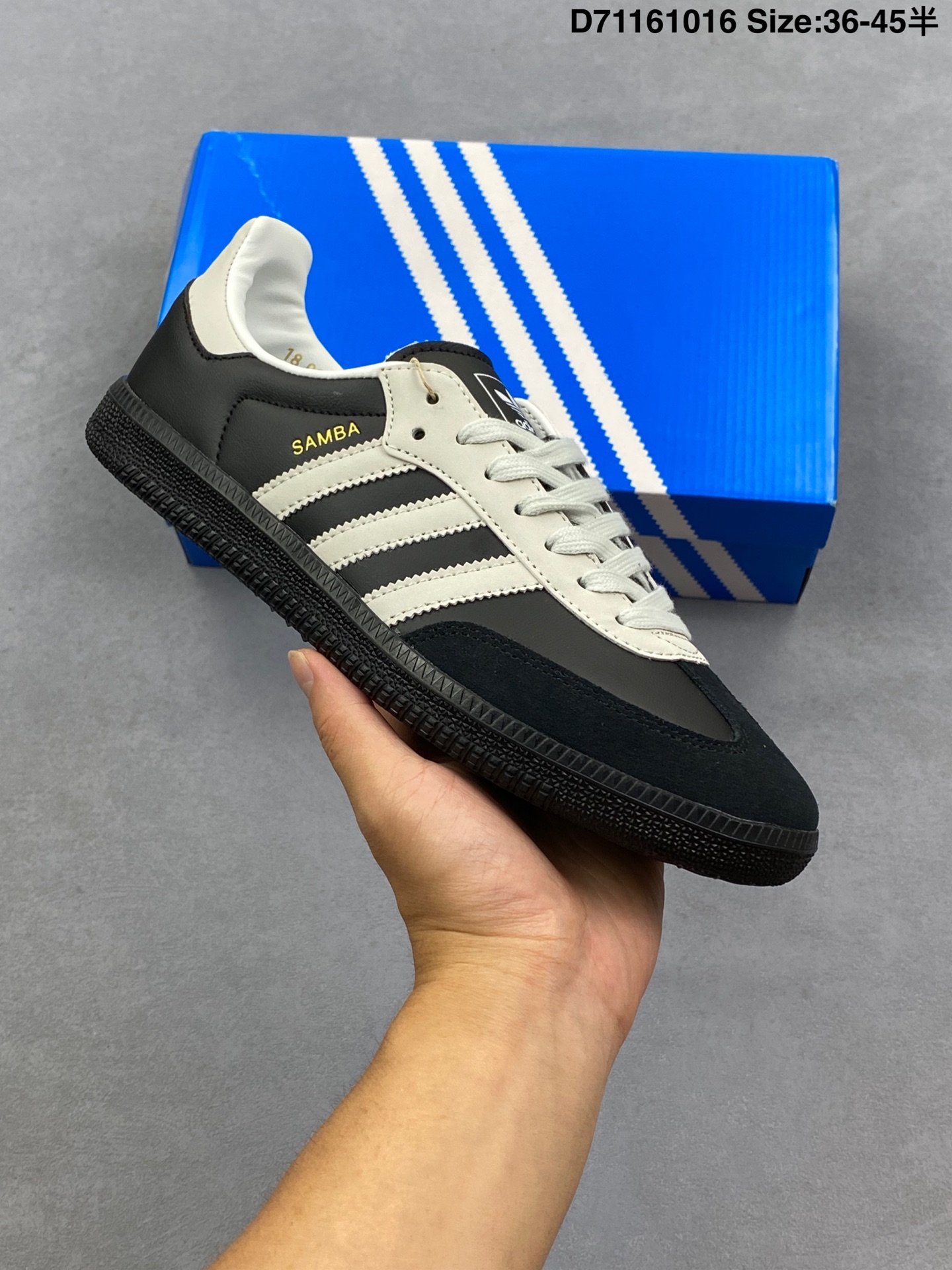 Adidas Originals Samba OG 阿迪达斯 桑巴舞系列绅士德训足球风百搭低帮休闲运动板鞋 这款板鞋展示了高质量的工艺 带有装饰的超锁缝制和无缝的手感 柔软的皮革造型和标志性的三条纹完成了精致的外观 正规合身鞋带 绒面鞋垫 橡胶鞋底 货号:JS3971 尺码:看图所示 ID:D71161016