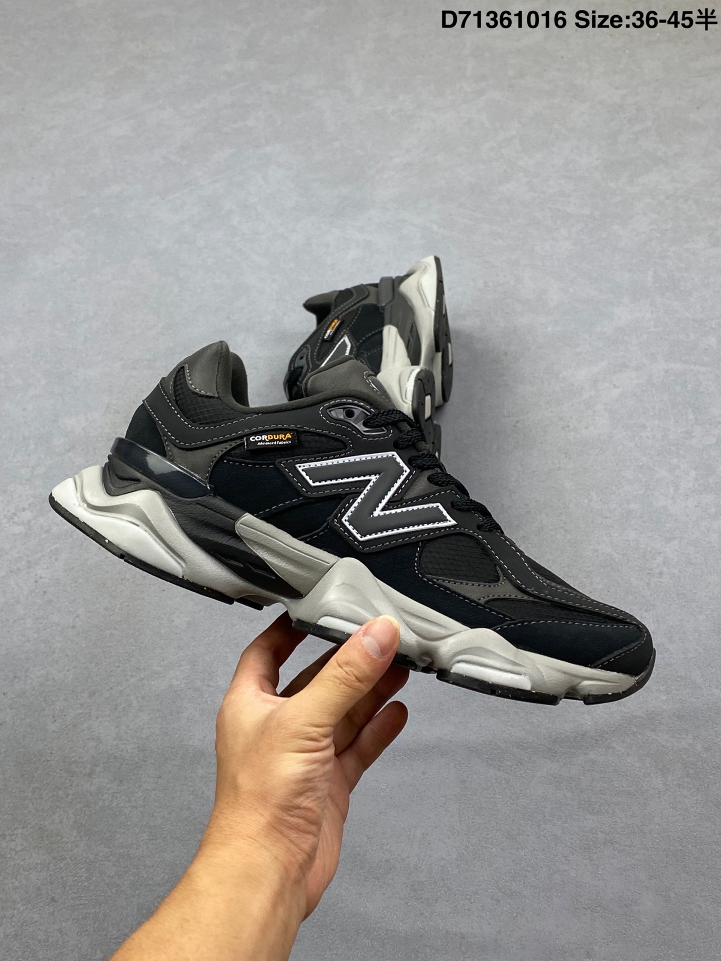 💰180
NB9060 联名款 复古休闲运动慢跑鞋 
鞋款灵感源自设计师本人对夏日的怀日回忆。鞋面大身由空间双格及磨砂鞋面拼接而生，夏日氛围拉满#采用大面积网眼以及麂皮材质覆盖鞋身，还原经典气质。搭载ABZORB避震科技，由泡沫聚酯制成，上脚可以有效减少由鞋底反弹对身体及双腿的冲击力
货号:U9060ZGB
Size:36 37 37.5 38 38.5 39.5 40.5 41.5 42 42.5 43 44 45
ID:D71361016