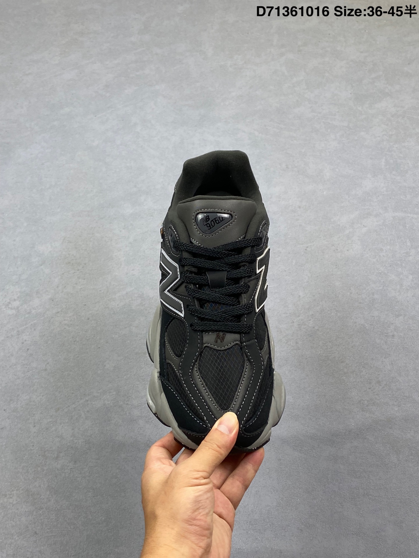 💰180
NB9060 联名款 复古休闲运动慢跑鞋 
鞋款灵感源自设计师本人对夏日的怀日回忆。鞋面大身由空间双格及磨砂鞋面拼接而生，夏日氛围拉满#采用大面积网眼以及麂皮材质覆盖鞋身，还原经典气质。搭载ABZORB避震科技，由泡沫聚酯制成，上脚可以有效减少由鞋底反弹对身体及双腿的冲击力
货号:U9060ZGB
Size:36 37 37.5 38 38.5 39.5 40.5 41.5 42 42.5 43 44 45
ID:D71361016