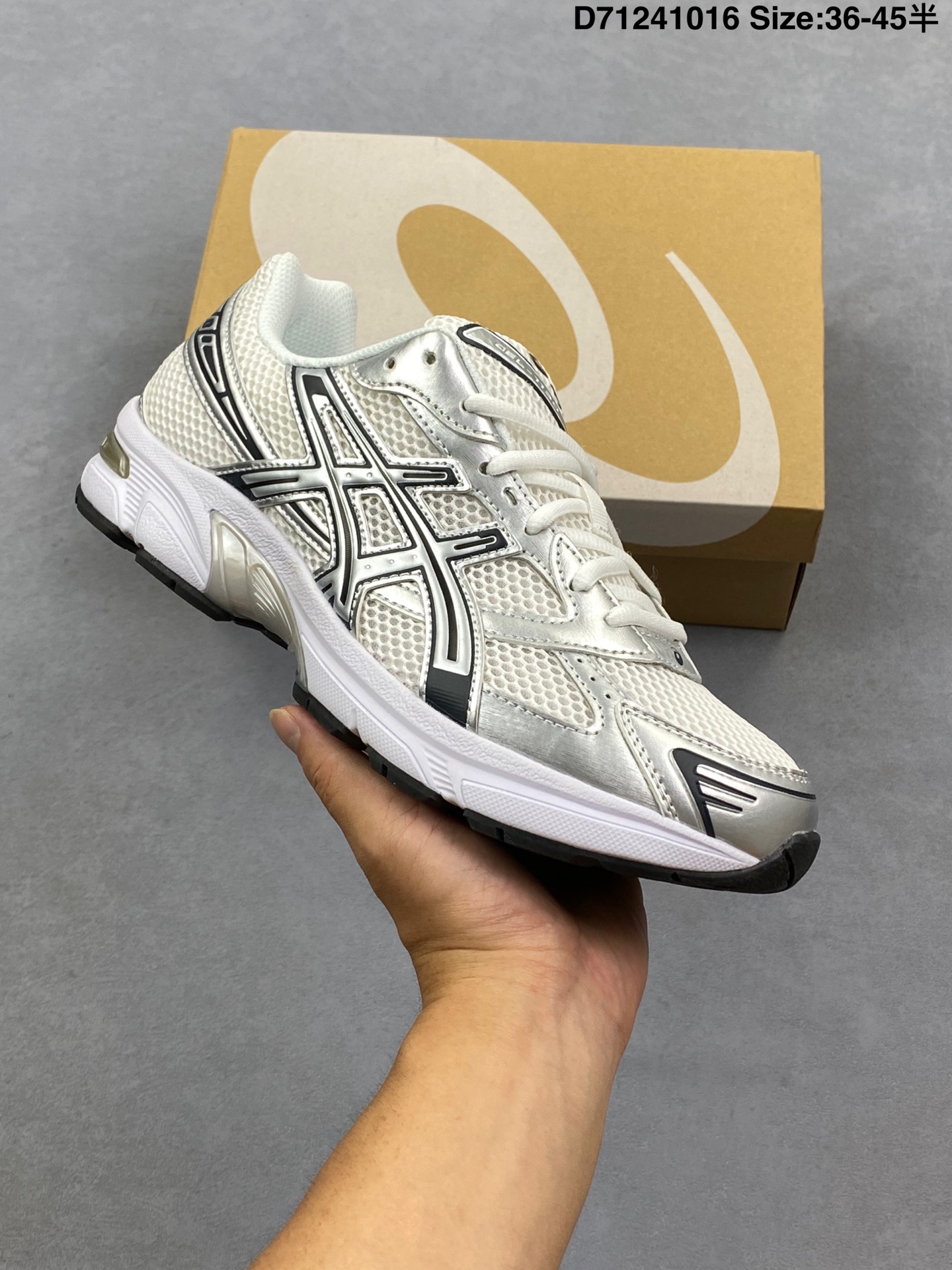 💰120
Gallery Department x Asics Gel-1130 亚瑟士系列低帮复古休闲运动慢跑鞋 相信各位一定对 Gallery Department 不陌生了,凭借 Remake Carhartt 伐木裤和 Levi‘s 牛仔裤,在潮流圈崭露头角。此前,还与法国奢侈品牌 LANVIN 推出的联名鞋款,更是获得众多鞋迷们的喜爱。近日,Gallery Department 与 ASICS 携手推出全新联名,快来看看吧 本次设计以经典的ASICS GEL-1130鞋型为蓝本。第一双采用做旧白色搭配银色点缀,复古气质十足。鞋面采用选择网眼织物和皮革面料包裹,使质感得以保证。鞋中底处印有 DEPT. 字样,彰显联名鞋款身份。最后以搭载 GEL 缓震胶科技的中底收尾,完善整体造型设计。第二双采用大面积米白色妆点,浅蓝色点缀,相较于上一款更加清新。其他设计与上一款相同。
货号:1201B020-100
编码:D71241016
Size:36~45半