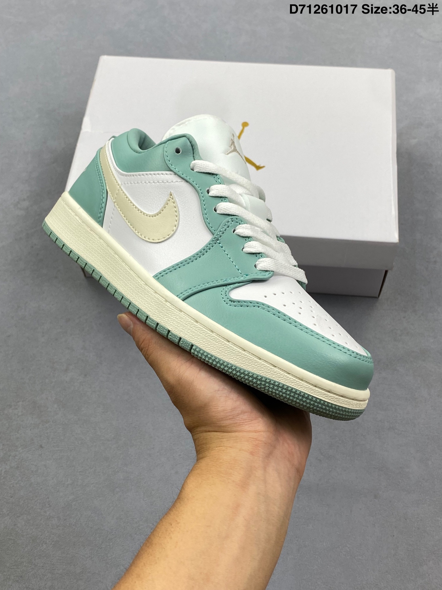 💰130
耐克 乔丹Air Jordan 1 Low AJ1 乔1 乔丹1代aj1 低帮复古文化休闲运动篮球鞋。该鞋款从 1985 年元年款汲取设计灵感，焕新演绎简约经典外观，让人感到熟悉的同时又颇具新意。缝线细节搭配后跟刺绣 Wings 标志，彰显 JORDAN 品牌与众不同的专属格调。皮革鞋面，塑就出众结构感与耐穿性。鞋底加入 Nike Air 缓震技术，造就轻盈缓震脚感，外底融入橡胶，铸就非凡抓地力，塑就日常佳选，后跟饰有 Wings 标志，鞋头打孔设计，泡绵中底。
货号：DC0774
类型：男女鞋
码数：36 36.5 37.5 38 38.5 39 40 40.5 41 42 42.5 43 44 45 46半
编码：D71261017