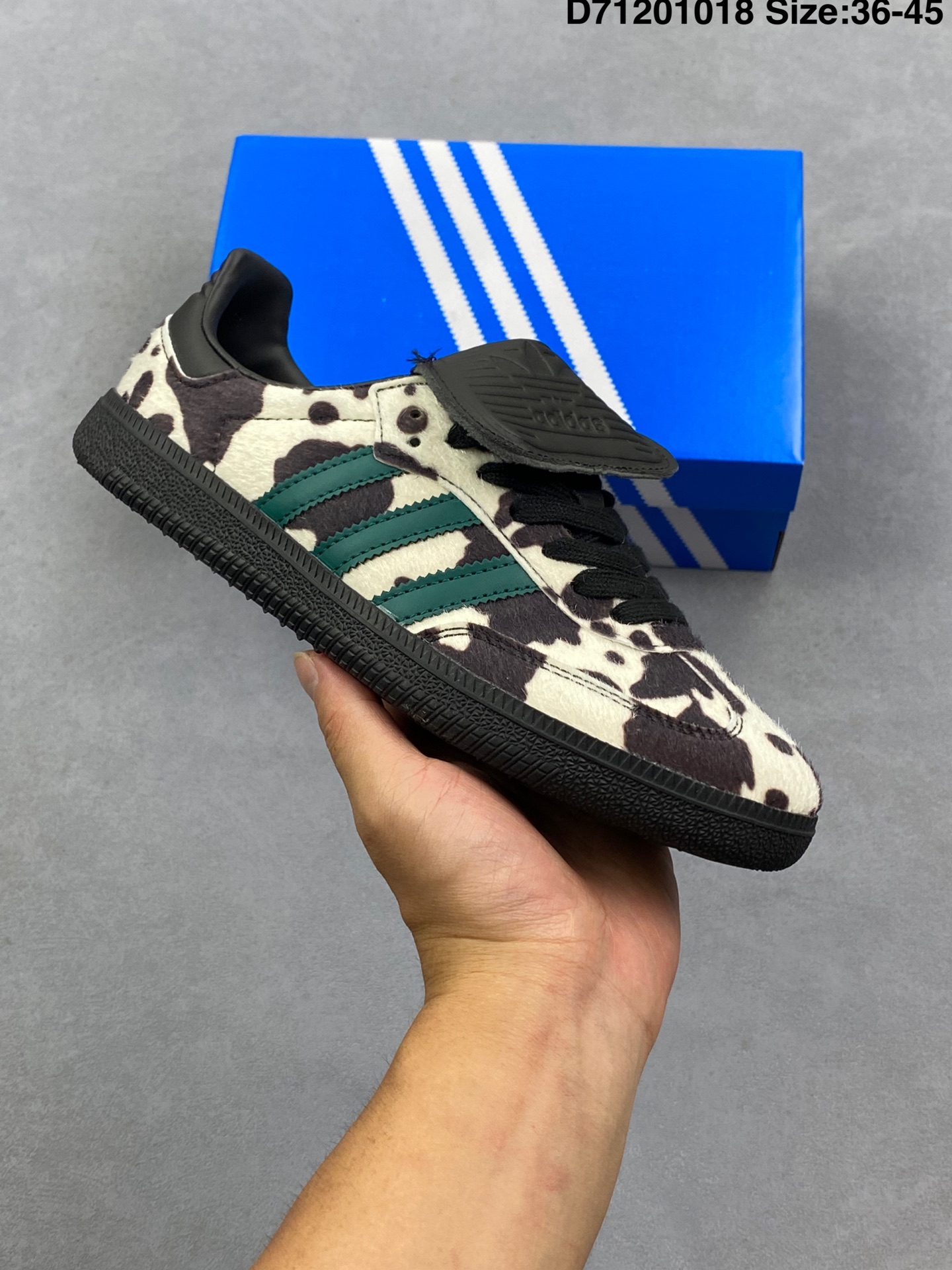 阿迪达斯Addis Original Samba OG 复古单品复古桑巴板鞋 这款桑巴鞋展示了高质量的工艺 带有装饰的超锁缝制和无缝的手感 柔软、柔软的皮革造型和标志性的3条纹完成了精致的外观 正规合身鞋带 鞋面上有绒面鞋垫 橡胶鞋底 享受正畸套筒软感 自50年代首次亮相以来就一直在赢得粉丝的青睐 2⁄3 371⁄3 38 382⁄3 391⁄3 40 402⁄3 411⁄3 42 422⁄3 431⁄3 44 45 货号:JS3930 D71201018