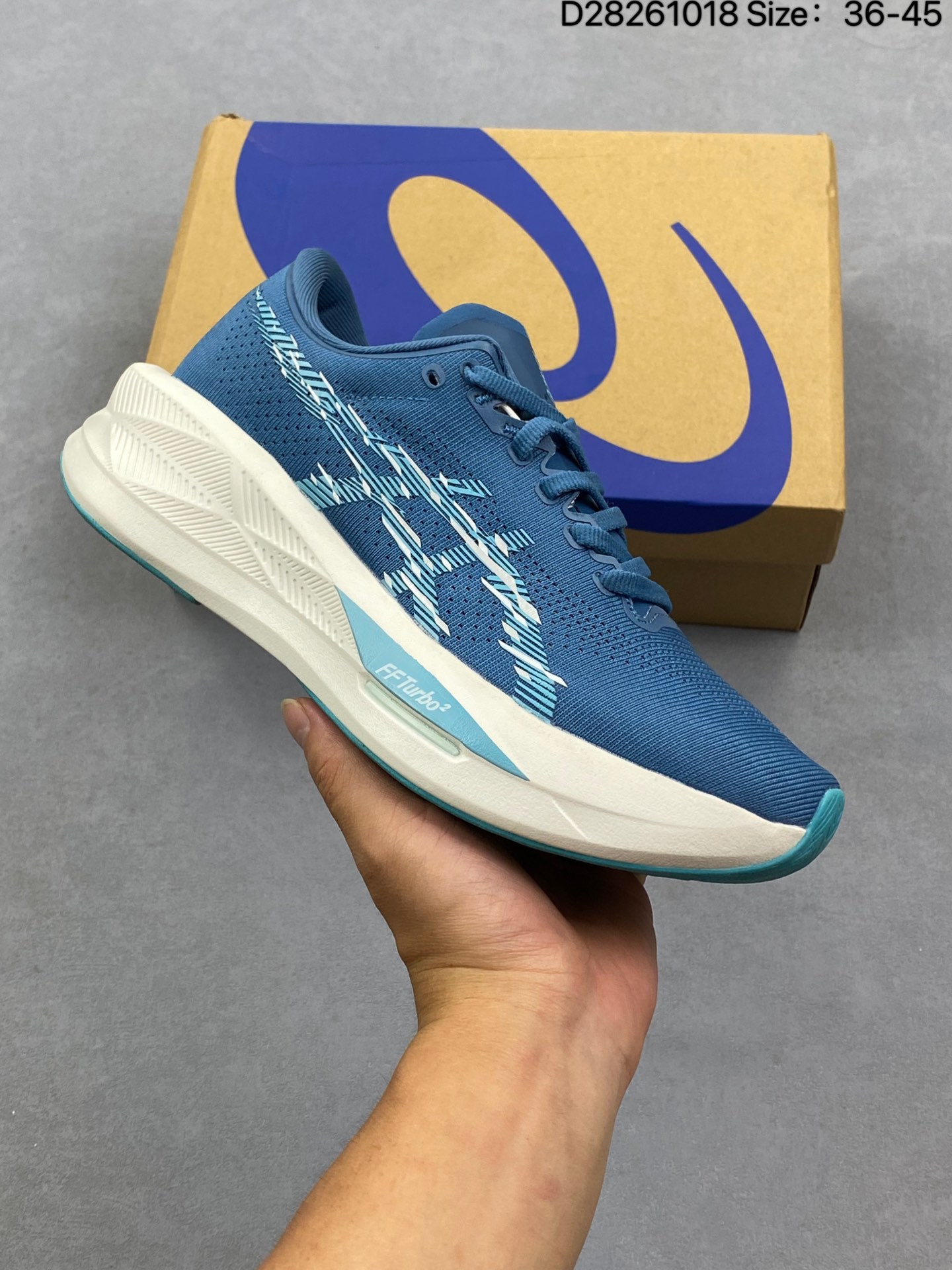 合集💰130
【新品🔥公司级】亚瑟士(ASICS)2025年男女子SONICBLAST跑步鞋 ASICS Sonicblast是亚瑟士2025年推出的全新回弹系列跑鞋,主打速度训练场景,采用FF TURBO™ SQUARED中底科技,强调高效响应与疾速体验,适用于日常节奏跑及长距离训练。采用双层Flytefoam Turbo泡棉+PEBAX板结构,上层FF TURBO™ SQUARED泡棉提供弹而不软的脚感,下层FF BLAST MAX稳定落地姿态,搭配Pebax板增强推进力。ASICS GRIP橡胶外底,30英里测试后仅轻微磨损,兼顾抓地力与耐用性。适合5-10公里节奏跑、轻松跑及半马以下长距离训练,非碳板设计降低门槛,适合进阶跑者提速需求。1鞋面采用提花网眼材质,透气包裹兼具;缝合式鞋舌与后跟支撑杯提供稳定锁定感,评测显示兼容多数脚型。
货号:1011C083-750
尺码: 36-45
编码: D28261018