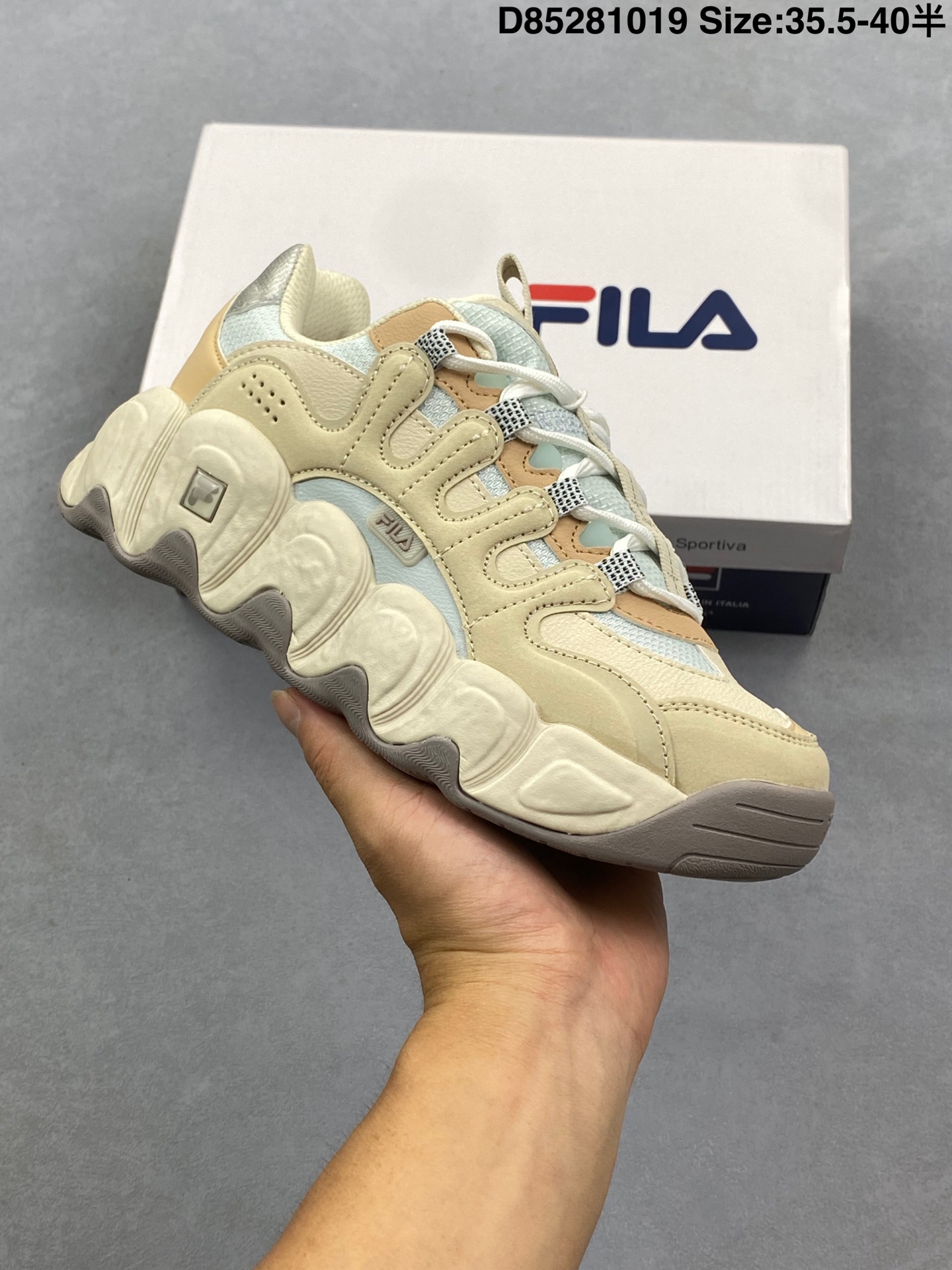 Fila Fusion 斐乐潮牌 时尚潮流休闲运动板鞋 鞋面设计理念源自于历史篮球鞋款SMASH 从其复古鞋面提炼元素 结合板鞋鞋底做现代拼接的混搭风格设计 鞋侧身的TPU 保留滑板的耐磨性与包裹性 3厘米的厚底 增高且拉长腿部线条比例 大底设计灵感来源于专业的滑板动作-磨双桥动作 成型EVA/橡胶材质 脚感舒适 货号: F12W531101FGC ID:D85281019