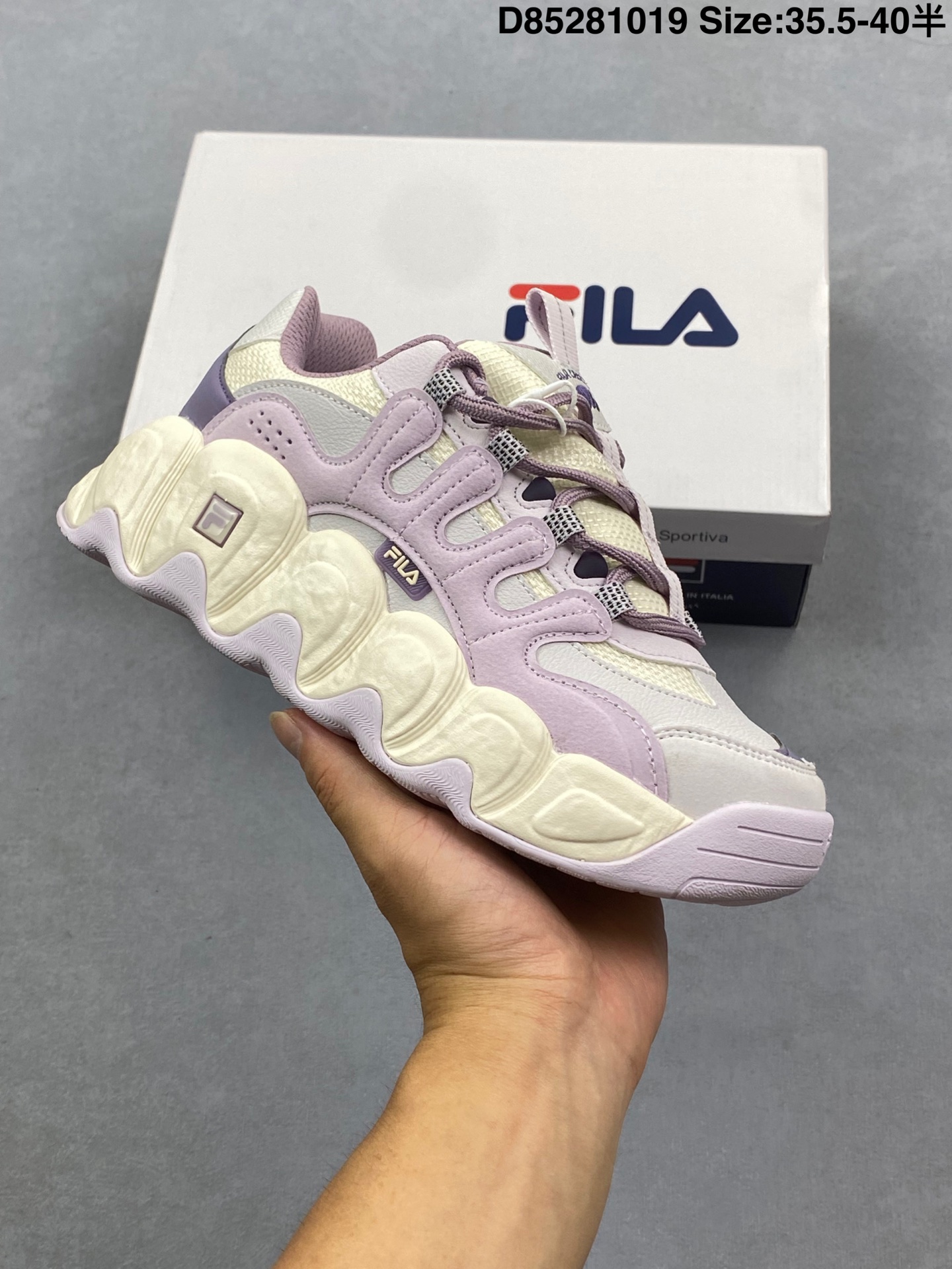 Fila Fusion 斐乐潮牌 时尚潮流休闲运动板鞋 鞋面设计理念源自于历史篮球鞋款SMASH 从其复古鞋面提炼元素 结合板鞋鞋底做现代拼接的混搭风格设计 鞋侧身的TPU 保留滑板的耐磨性与包裹性 3厘米的厚底 增高且拉长腿部线条比例 大底设计灵感来源于专业的滑板动作-磨双桥动作 成型EVA/橡胶材质 脚感舒适 货号: F12W531101FGC ID:D85281019