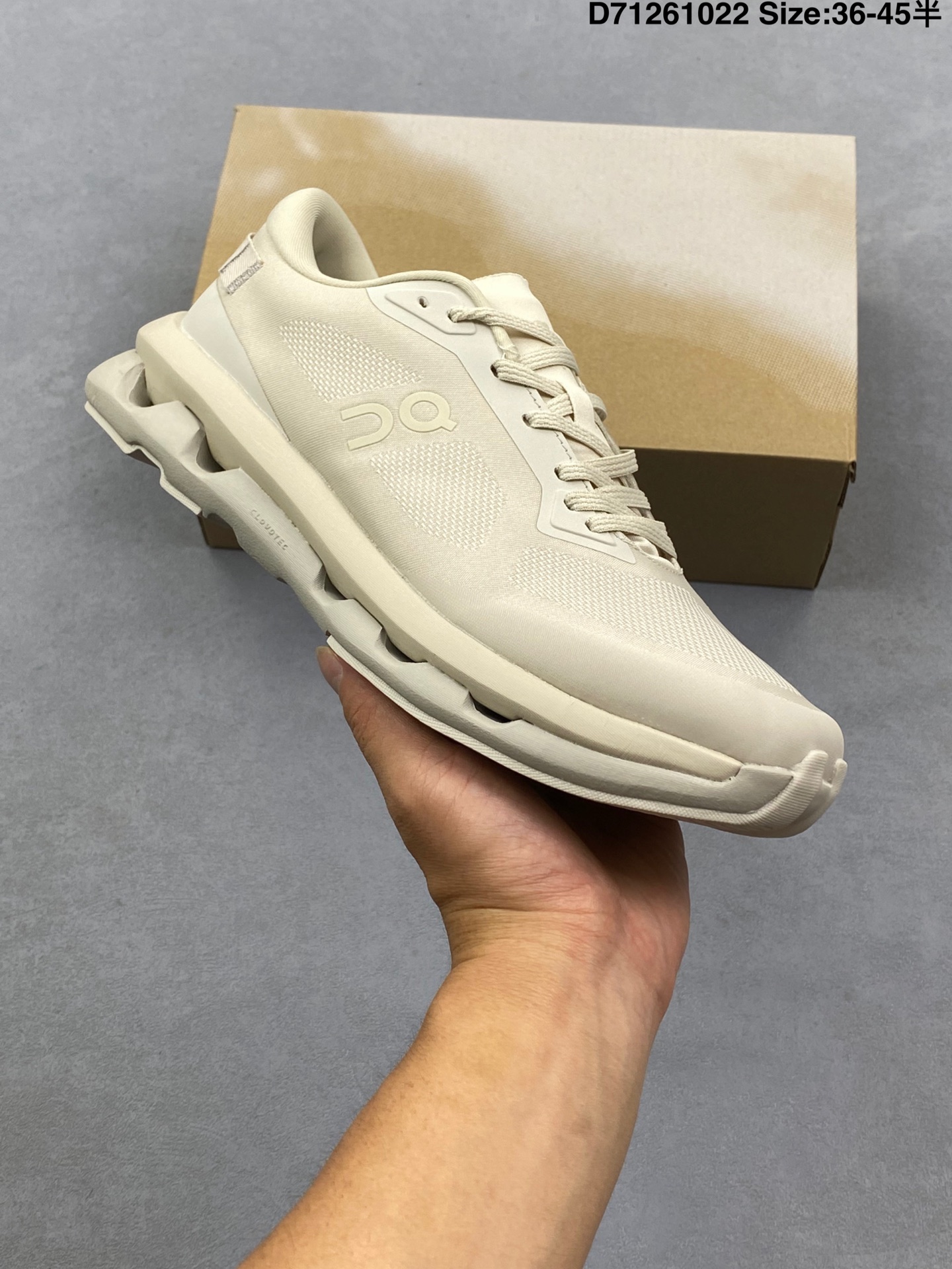 💰130
On昂跑 x LOEWE罗意威 Cloudventure  2.0 
涤纶织物人造革TPU 圆头系带 低帮 生活休闲鞋男款
货号：L929282X35-7840
尺码：如图
编码D71261022