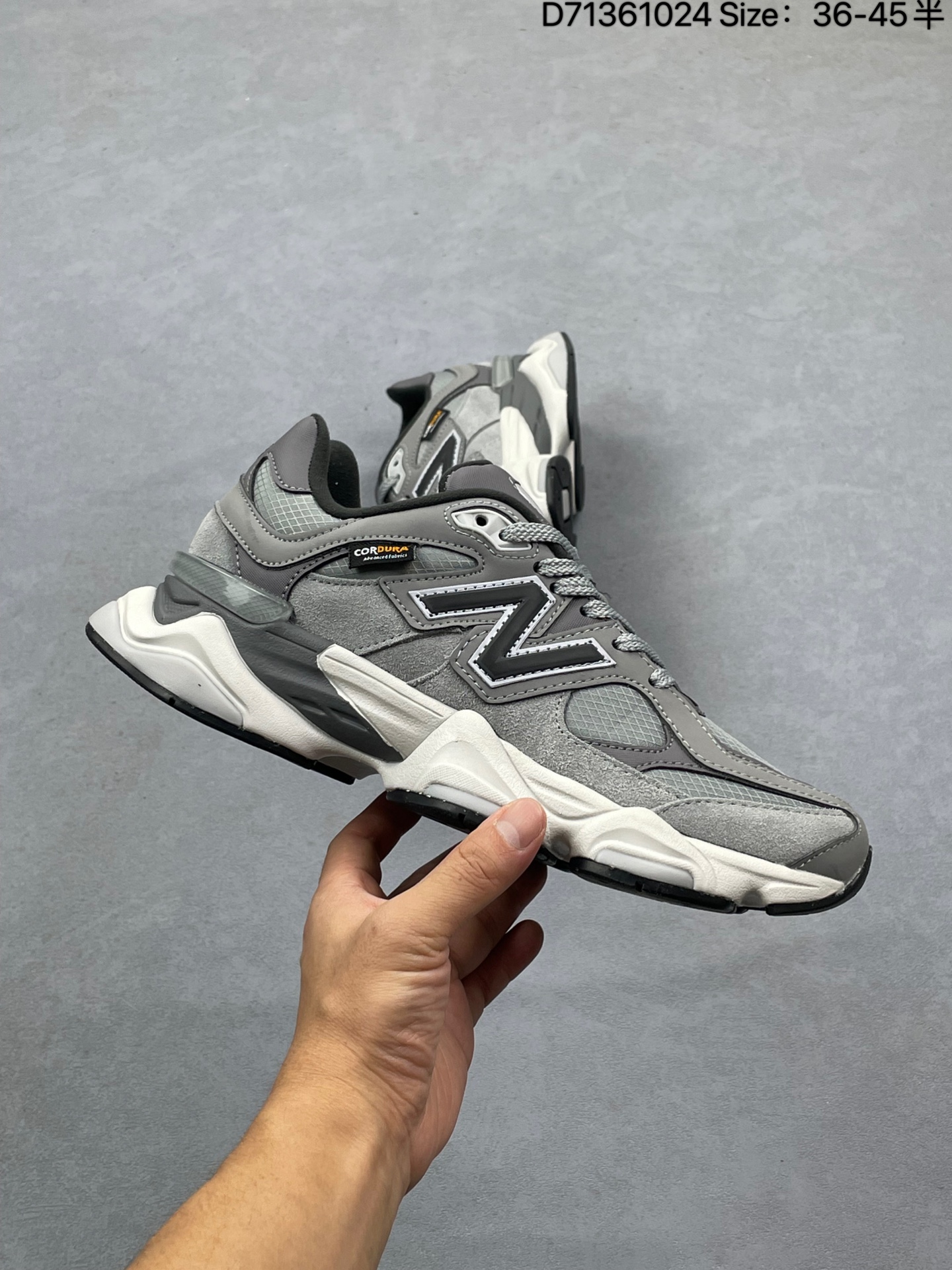 💰180
NB9060 联名款 复古休闲运动慢跑鞋 
鞋款灵感源自设计师本人对夏日的怀日回忆。鞋面大身由空间双格及磨砂鞋面拼接而生，夏日氛围拉满#采用大面积网眼以及麂皮材质覆盖鞋身，还原经典气质。搭载ABZORB避震科技，由泡沫聚酯制成，上脚可以有效减少由鞋底反弹对身体及双腿的冲击力
货号:U9060ZGB
Size:36 37 37.5 38 38.5 39.5 40.5 41.5 42 42.5 43 44 45 
ID:D71361024