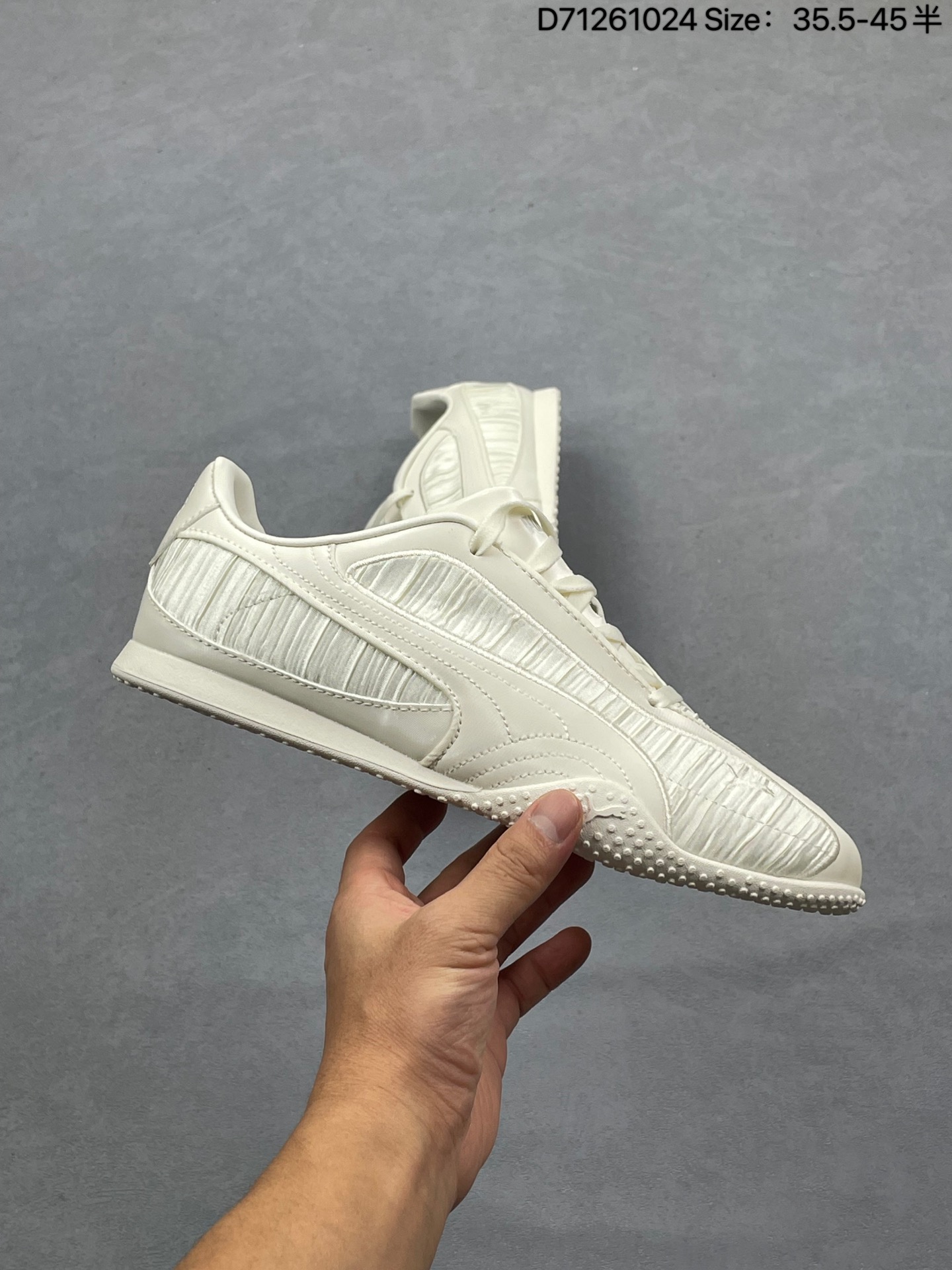 💰130
PUMA/彪马 男女鞋真标半码制,原楦开发版型,采用软质荔枝纹纤维革组合翻毛皮饰片鞋面材质,内嵌加厚OFTFOAM+ 鞋垫,外置环保切片组合防滑橡胶外底❗️乘胜追击时下薄底球鞋趋势,全球体育用品品牌彪马Puma Bella UT Low 贝拉UT系列低帮薄底德训复古风经典百搭休闲慢跑鞋 406092
类型:男女鞋
码数:35.5 36 37 38 38.5 39 40 40.5 41 42 42.5 43 44 45
编码:D71261024