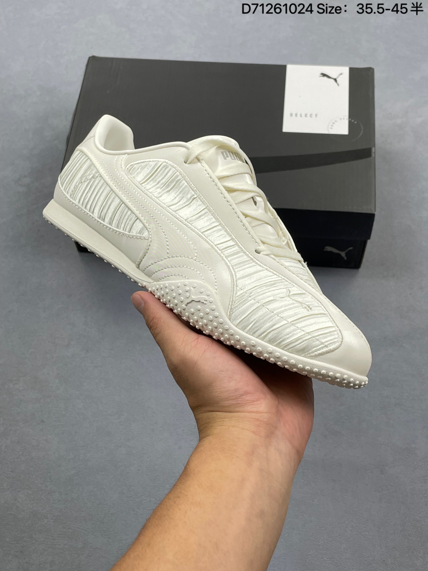 💰130
PUMA/彪马 男女鞋真标半码制，原楦开发版型，采用软质荔枝纹纤维革组合翻毛皮饰片鞋面材质，内嵌加厚OFTFOAM+ 鞋垫，外置环保切片组合防滑橡胶外底❗️乘胜追击时下薄底球鞋趋势，全球体育用品品牌彪马Puma Bella UT Low 贝拉UT系列低帮薄底德训复古风经典百搭休闲慢跑鞋 406092

类型：男女鞋
码数：35.5 36 37 38 38.5 39 40 40.5 41 42 42.5 43 44 45
编码：D71261024