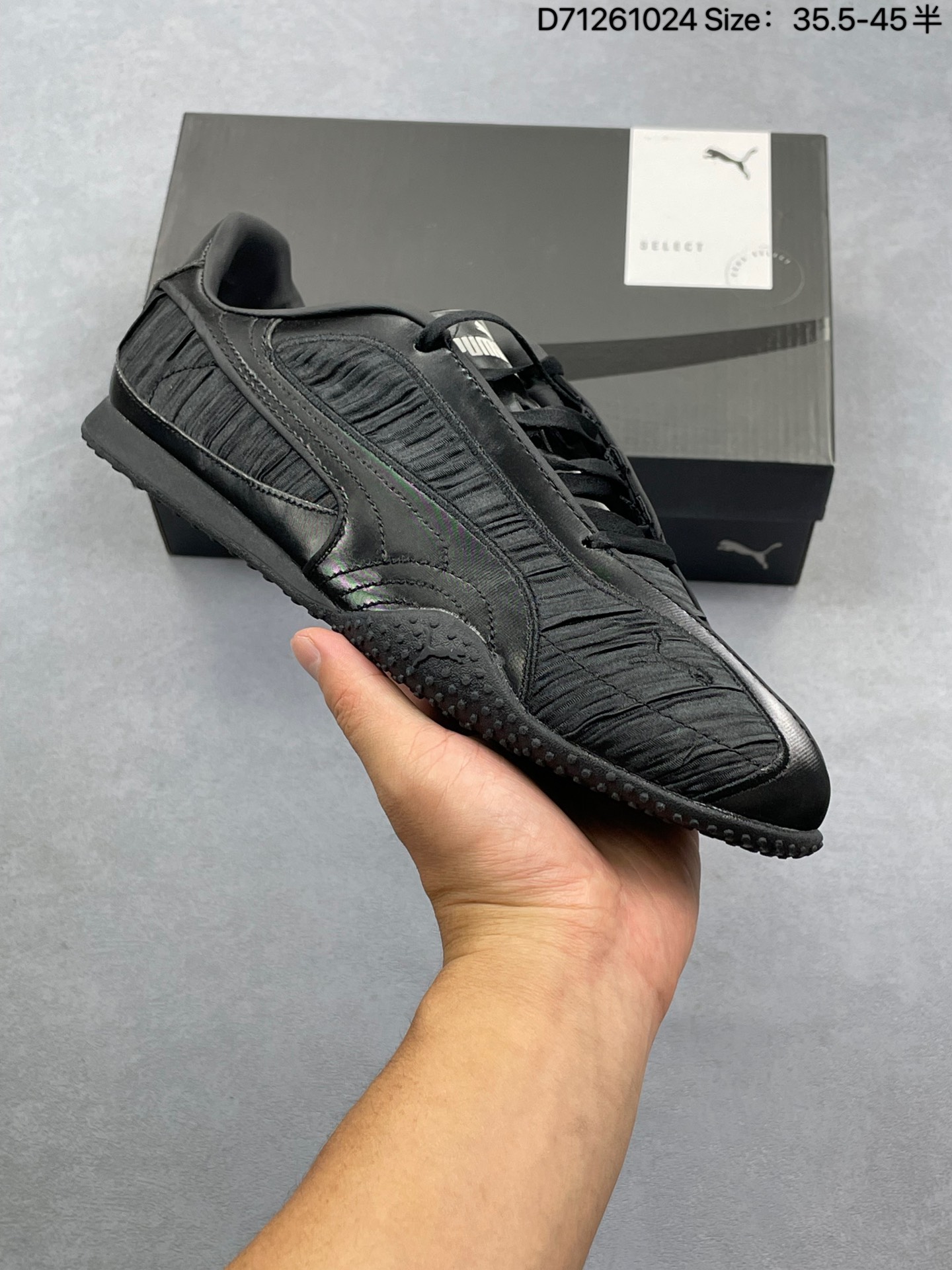 💰130
PUMA/彪马 男女鞋真标半码制，原楦开发版型，采用软质荔枝纹纤维革组合翻毛皮饰片鞋面材质，内嵌加厚OFTFOAM+ 鞋垫，外置环保切片组合防滑橡胶外底❗️乘胜追击时下薄底球鞋趋势，全球体育用品品牌彪马Puma Bella UT Low 贝拉UT系列低帮薄底德训复古风经典百搭休闲慢跑鞋 406092

类型：男女鞋
码数：35.5 36 37 38 38.5 39 40 40.5 41 42 42.5 43 44 45
编码：D71261024