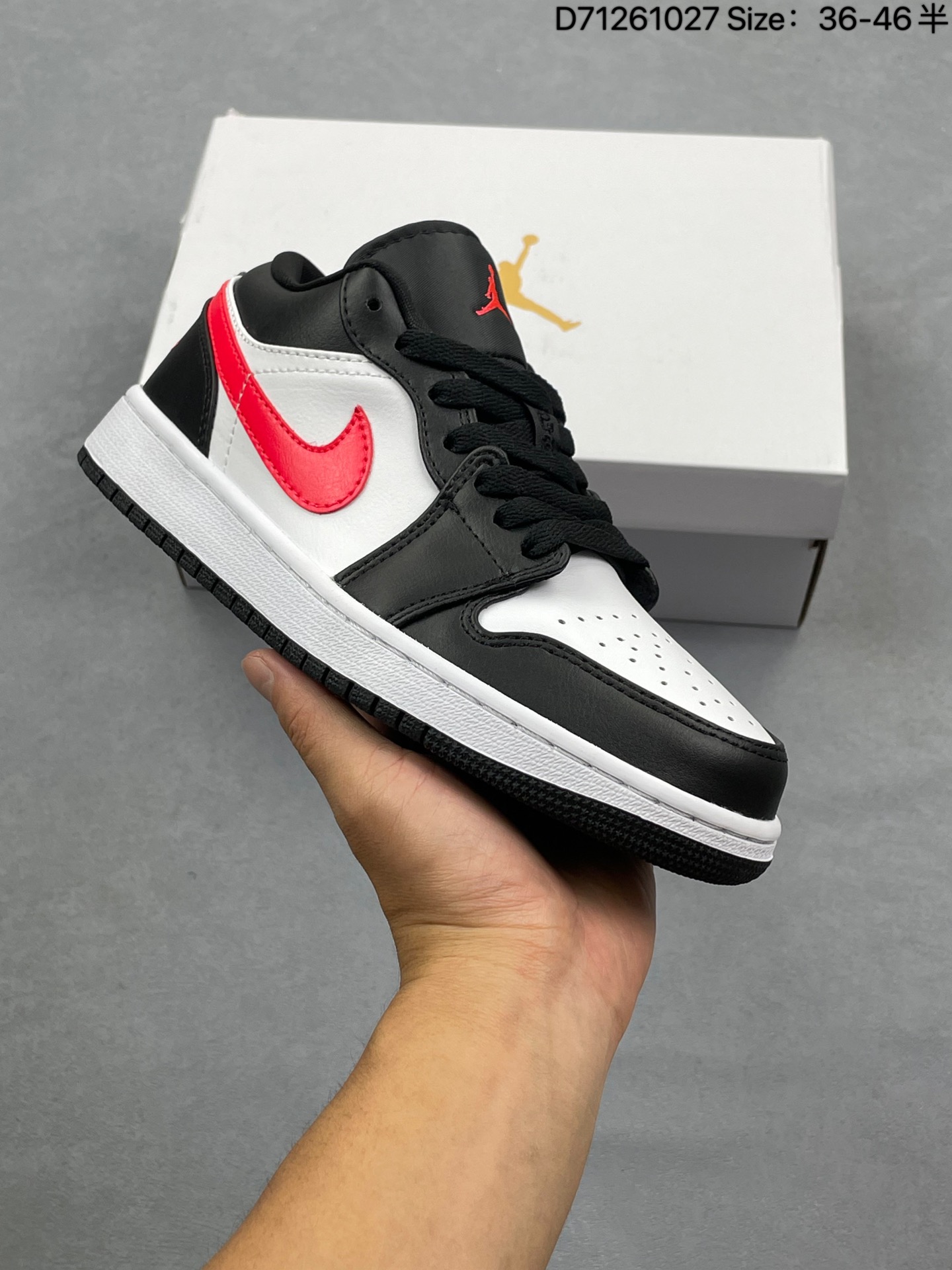 💰130
耐克 乔丹Air Jordan 1 Low AJ1 乔1 乔丹1代aj1 低帮复古文化休闲运动篮球鞋。该鞋款从 1985 年元年款汲取设计灵感，焕新演绎简约经典外观，让人感到熟悉的同时又颇具新意。缝线细节搭配后跟刺绣 Wings 标志，彰显 JORDAN 品牌与众不同的专属格调。皮革鞋面，塑就出众结构感与耐穿性。鞋底加入 Nike Air 缓震技术，造就轻盈缓震脚感，外底融入橡胶，铸就非凡抓地力，塑就日常佳选，后跟饰有 Wings 标志，鞋头打孔设计，泡绵中底。
货号：DC0774
类型：男女鞋
码数：36 36.5 37.5 38 38.5 39 40 40.5 41 42 42.5 43 44 45 46半
编码：D71261027