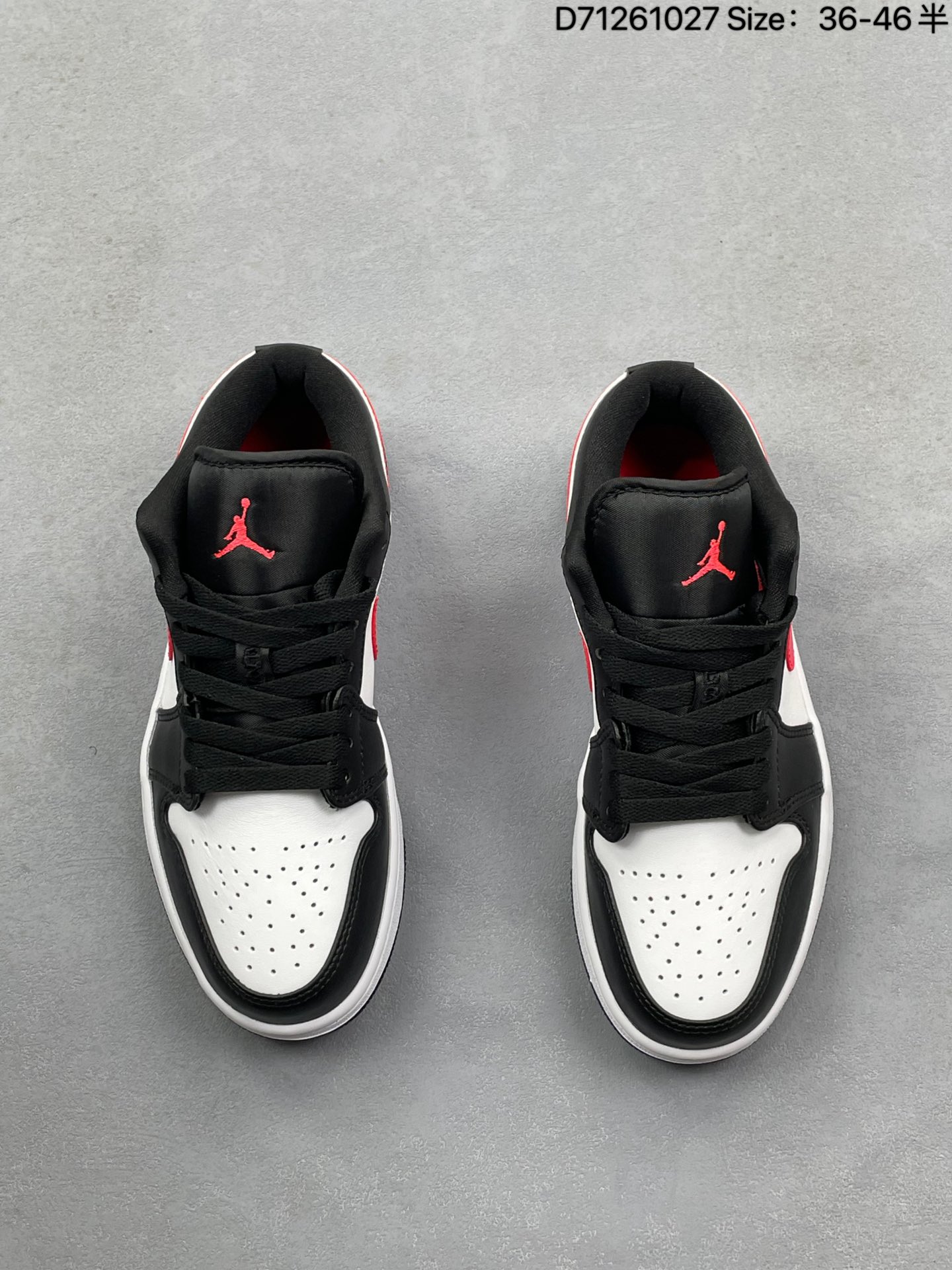 💰130
耐克 乔丹Air Jordan 1 Low AJ1 乔1 乔丹1代aj1 低帮复古文化休闲运动篮球鞋。该鞋款从 1985 年元年款汲取设计灵感,焕新演绎简约经典外观,让人感到熟悉的同时又颇具新意。缝线细节搭配后跟刺绣 Wings 标志,彰显 JORDAN 品牌与众不同的专属格调。皮革鞋面,塑就出众结构感与耐穿性。鞋底加入 Nike Air 缓震技术,造就轻盈缓震脚感,外底融入橡胶,铸就非凡抓地力,塑就日常佳选,后跟饰有 Wings 标志,鞋头打孔设计,泡绵中底。
货号:DC0774
类型:男女鞋
码数:36 36.5 37.5 38 38.5 39 40 40.5 41 42 42.5 43 44 45 46半
编码:D71261027