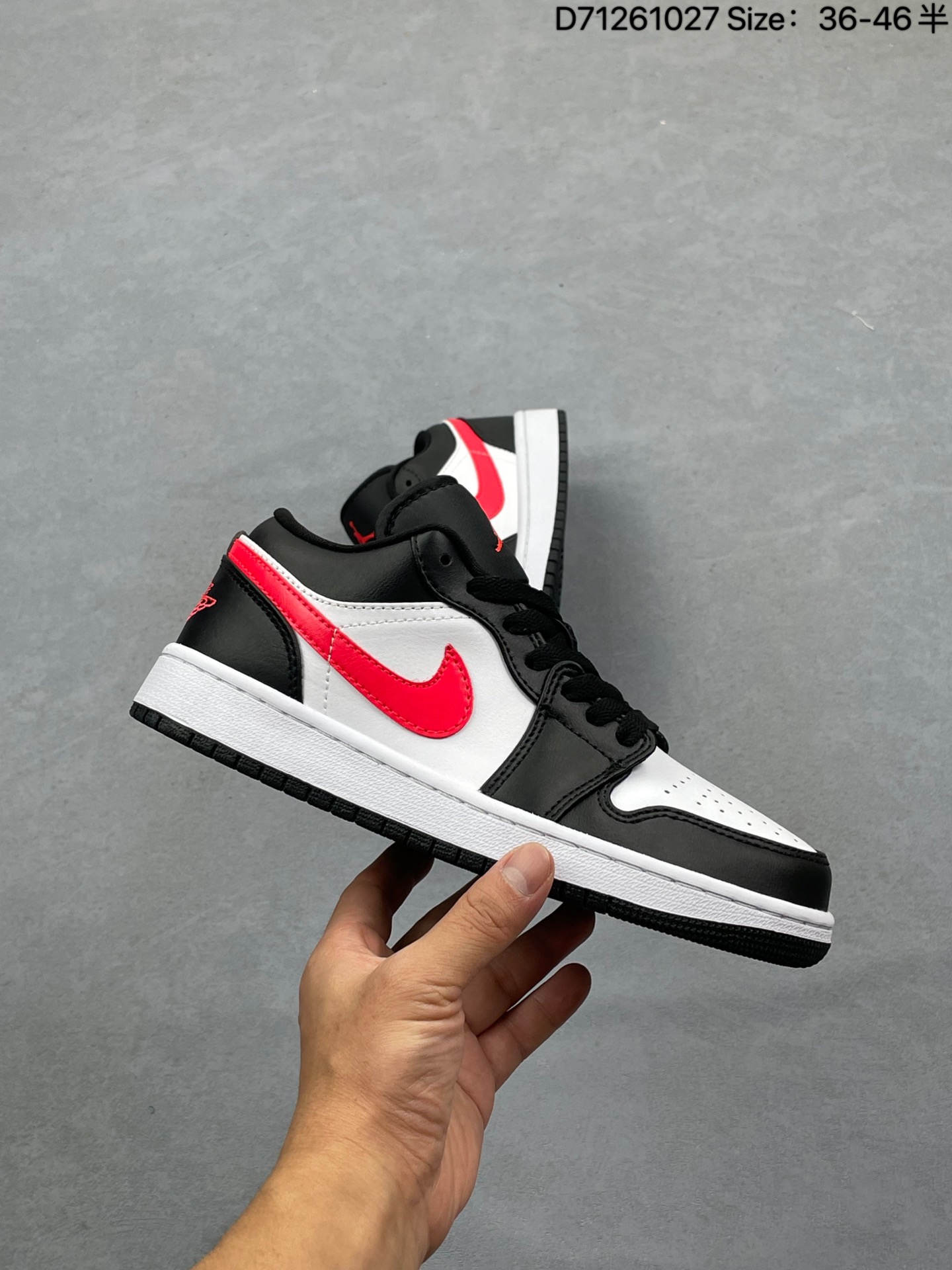 💰130
耐克 乔丹Air Jordan 1 Low AJ1 乔1 乔丹1代aj1 低帮复古文化休闲运动篮球鞋。该鞋款从 1985 年元年款汲取设计灵感,焕新演绎简约经典外观,让人感到熟悉的同时又颇具新意。缝线细节搭配后跟刺绣 Wings 标志,彰显 JORDAN 品牌与众不同的专属格调。皮革鞋面,塑就出众结构感与耐穿性。鞋底加入 Nike Air 缓震技术,造就轻盈缓震脚感,外底融入橡胶,铸就非凡抓地力,塑就日常佳选,后跟饰有 Wings 标志,鞋头打孔设计,泡绵中底。
货号:DC0774
类型:男女鞋
码数:36 36.5 37.5 38 38.5 39 40 40.5 41 42 42.5 43 44 45 46半
编码:D71261027