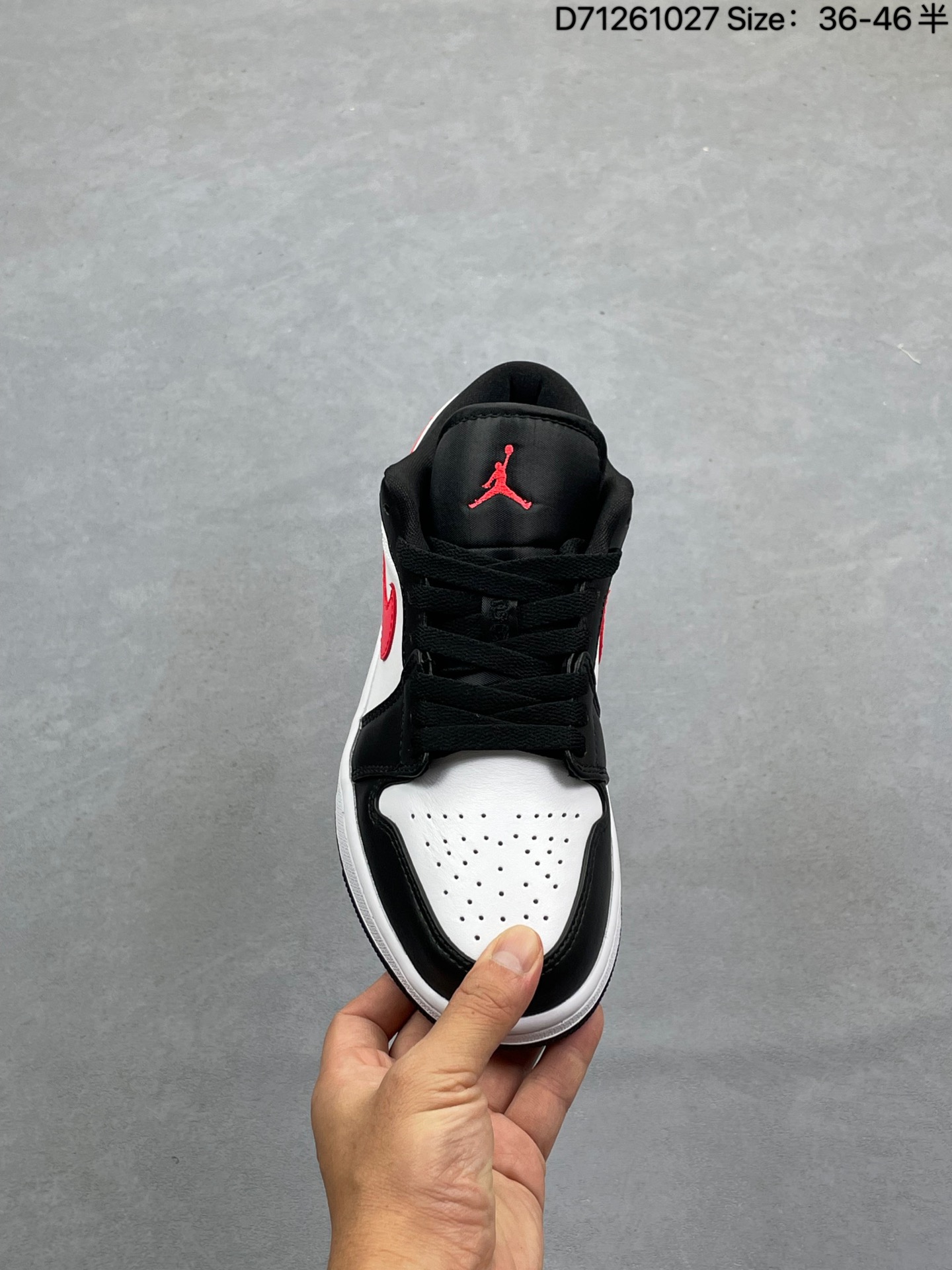 💰130
耐克 乔丹Air Jordan 1 Low AJ1 乔1 乔丹1代aj1 低帮复古文化休闲运动篮球鞋。该鞋款从 1985 年元年款汲取设计灵感,焕新演绎简约经典外观,让人感到熟悉的同时又颇具新意。缝线细节搭配后跟刺绣 Wings 标志,彰显 JORDAN 品牌与众不同的专属格调。皮革鞋面,塑就出众结构感与耐穿性。鞋底加入 Nike Air 缓震技术,造就轻盈缓震脚感,外底融入橡胶,铸就非凡抓地力,塑就日常佳选,后跟饰有 Wings 标志,鞋头打孔设计,泡绵中底。
货号:DC0774
类型:男女鞋
码数:36 36.5 37.5 38 38.5 39 40 40.5 41 42 42.5 43 44 45 46半
编码:D71261027