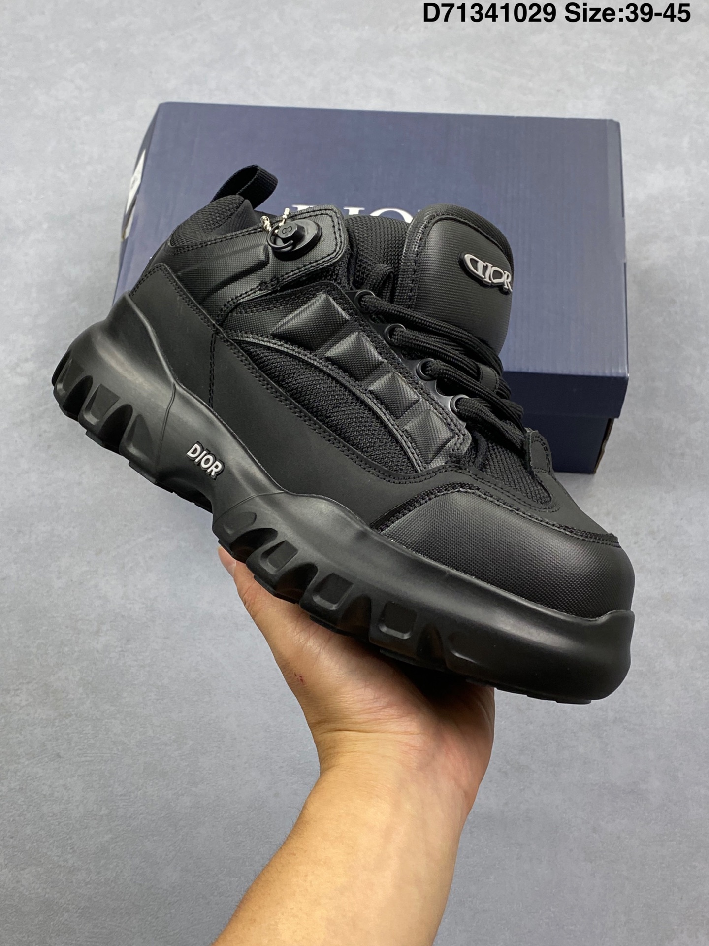 💰170
男鞋原楦原纸版数据开发#配置专柜购物袋及配件!!#采用丝绸复合纤维革组合网织布鞋面材质#正确吸汗网布贴合海玻璃CD压纹鞋垫#独家开发TPU弹力中底组合TR光泽耐韧锯齿橡胶大底❗️将工业美学与时尚前卫的设计相结合,意大利机能时装品牌/石头岛Stone Island x Dior B30 Low-Top Sneaker B30系列低帮经典老爹风系带复古休闲运动慢跑鞋“联名全黑石头岛”3SN279ZAN_H900
近年来,奢侈品牌与潮流品牌的联名合作已成为常态。石头岛Stone Island,以其独特的前卫设计和融合军事、机能元素的潮流造型,在时尚圈中脱颖而出,成为备受瞩目的户外品牌之一。随着山系户外穿搭的日益流行,石头岛更是成为了众多奢侈品牌合作的理想伙伴。近日,迪奥Dior也正式宣布与石头岛携手推出全新联名系列,相关型录及多款单品已陆续揭晓。在这次迪奥Dior与石头岛的联名系列中,我们可以看到双方独特设计的交融。迪奥的高级订制工艺与剪裁传统被巧妙地注入到系列中,使得每一款单品都散发着奢华与时尚的气息。同时,石头岛标志性的色彩运用以及别具一格的成衣染色廓形,也为联名系列增添了前卫与潮流的元素。在这次迪奥与石头岛的联名系列中,军事风格被巧妙地融入其中,彰显出石头岛的独特设计匠心。通过独家工艺的精湛打造,功能性细节得以完美呈现。此外,织唛标签与纽扣等细微之处,也都巧妙地点缀着罗盘Logo,使得整款系列更显前卫与时尚。在制作工艺与选材上,迪奥与石头岛的联名系列同样展现出了奢侈品应有的卓越品质。例如,野战夹克的肘部补强,迪奥摒弃了传统的橡胶材质,转而采用更为精致的压花皮革,而联名外套正面的口袋设计也体现了同样高级的材质运用。在迪奥与石头岛的联名系列中,精致的面料与高级工艺的完美结合,使得这些原本以功能性为特色的经典款式,如今散发出一种独一无二的奢华韵味。除了精心设计的服饰外,此次Dior与石头岛的联名系列还涵盖了鞋款领域。Dior的经典B30老爹鞋、时尚B33板鞋,以及多款别具一格的撞色拼接皮靴,都将在这一系列中亮相。在Dior与石头岛的联名系列中,有一款单品特别引人注目,那便是这款别致的圆饼包。其表面采用精致的立体浮雕工艺,巧妙地将Dior的品牌字样与罗盘Logo融为一体,使得这款联名单品在远处便能彰显出其独特的身份。
尺码:39-45
D71341029