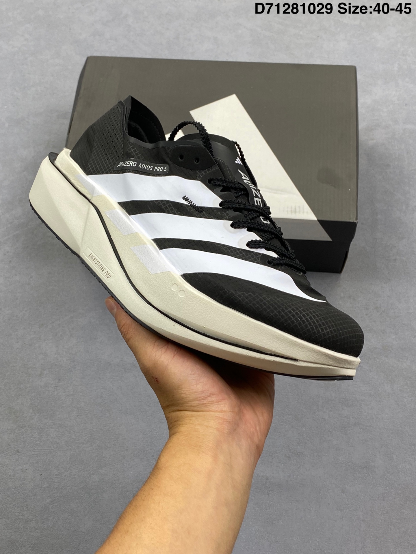 【新品🔥公司级】阿迪达斯 ADIZEROADIOSPRO 5 超轻马拉松碳柱专业竞速跑鞋5 运动鞋.adidas Adizero Adios Pro 5 是阿迪达斯旗下专业的马拉松竞速跑鞋,属于ADIZERO系列的最新产品.根据目前曝光的信息,Pro 5 在上一代的基础上进行了显著升级,采用了‌碳柱+碳板‌的双重推进系统设计,并且有消息称其使用了‌环形碳板‌,在风格和性能上都有较大变化,旨在为跑者提供更强的能量回馈和推进力,助力竞速表现‌. 货号: JR1671 含半码 编码: D71281029