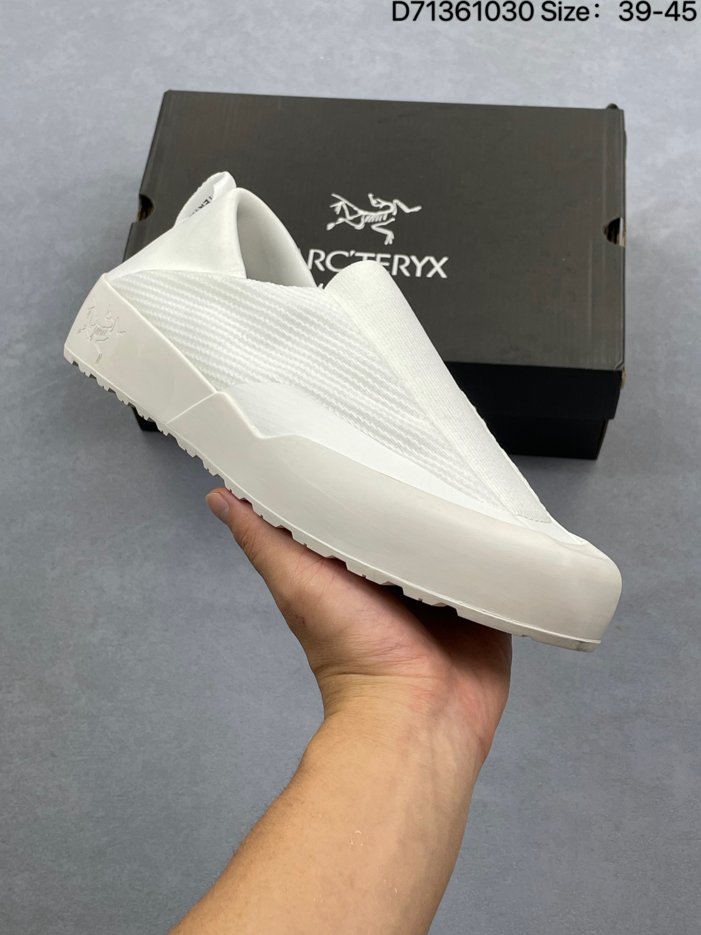 💰180
ArcTeryx  kragg 2025 始祖鸟新款一脚蹬两穿休闲鞋户外运动鞋袜子鞋
采用耐磨防滑鞋底
搭配3cm内增高 柔软鞋垫 上脚轻盈舒适，减震效果强悍，简约的网眼透气材料加一脚蹬设计穿脱方便，颜色百搭， 低调简单，上脚舒适轻便包裹性强无负重感，四季百搭！L08097400 
编码：D71361030
Size:39～45半