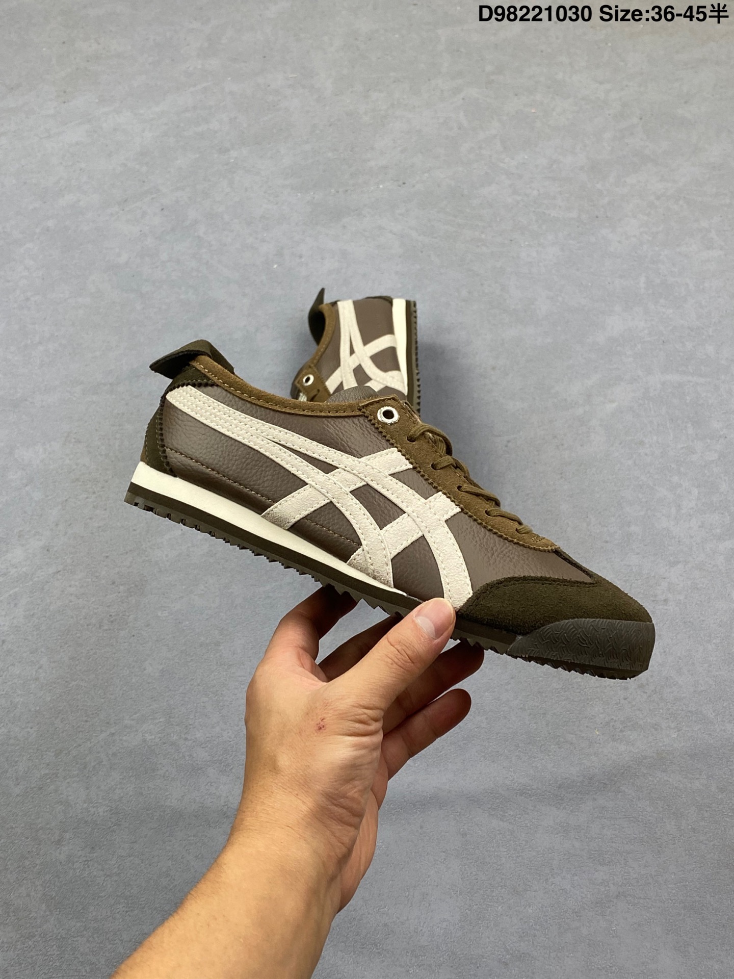 💰110 公司级✅Onitsuka Tiger NIPPON MADE 鬼冢虎手工鞋系列 最高版本MEXICO 66 DELUXE メキシコ 66 デラックス独家!同步官方,手工鞋新款三联吊牌!系带/免系带两用穿法!高密度双层组合中底板,根据楦头形状预定型,完美贴合脚弓!高弹性EVA成型鞋垫,支撑性能强,可以缓冲双足压力,减轻疲劳! 货号:1183C015-300 Size:36 37 37.5 38 39 39.5 40.5 41.5 42 42.5 43.5 44 45 ID:D98221030