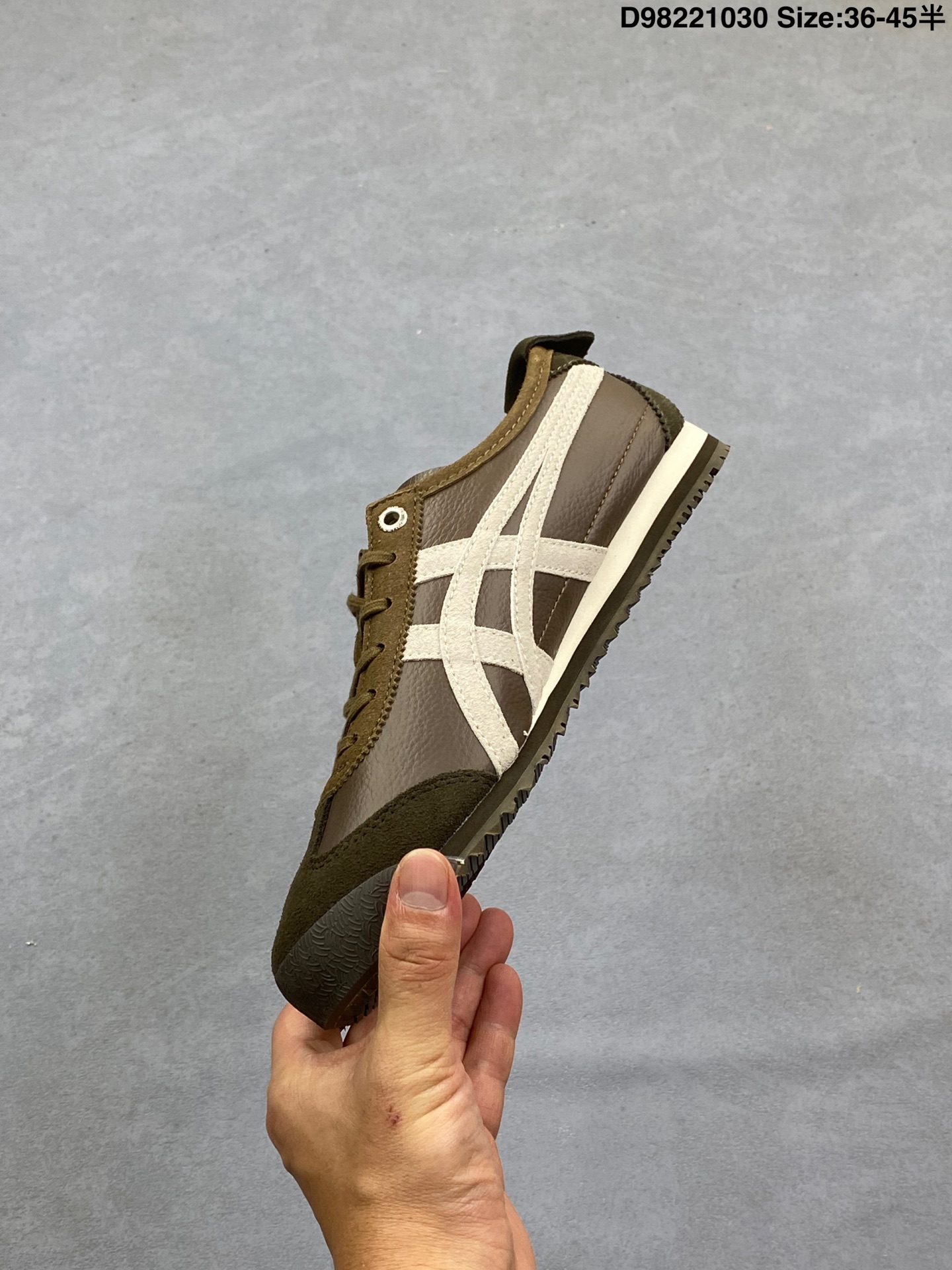 💰110 公司级✅Onitsuka Tiger NIPPON MADE 鬼冢虎手工鞋系列 最高版本MEXICO 66 DELUXE メキシコ 66 デラックス独家!同步官方,手工鞋新款三联吊牌!系带/免系带两用穿法!高密度双层组合中底板,根据楦头形状预定型,完美贴合脚弓!高弹性EVA成型鞋垫,支撑性能强,可以缓冲双足压力,减轻疲劳! 货号:1183C015-300 Size:36 37 37.5 38 39 39.5 40.5 41.5 42 42.5 43.5 44 45 ID:D98221030