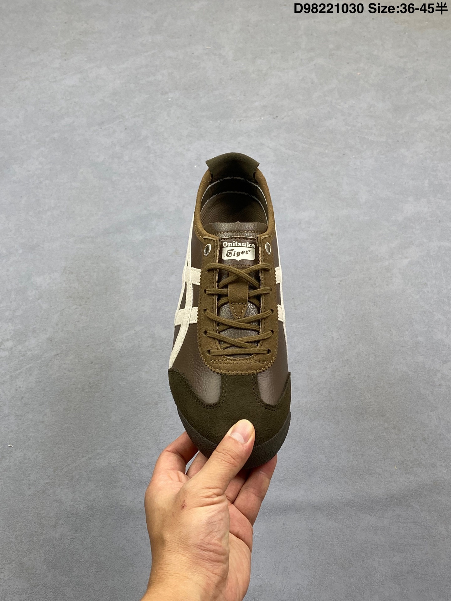 💰110 公司级✅Onitsuka Tiger NIPPON MADE 鬼冢虎手工鞋系列 最高版本MEXICO 66 DELUXE メキシコ 66 デラックス独家!同步官方,手工鞋新款三联吊牌!系带/免系带两用穿法!高密度双层组合中底板,根据楦头形状预定型,完美贴合脚弓!高弹性EVA成型鞋垫,支撑性能强,可以缓冲双足压力,减轻疲劳! 货号:1183C015-300 Size:36 37 37.5 38 39 39.5 40.5 41.5 42 42.5 43.5 44 45 ID:D98221030