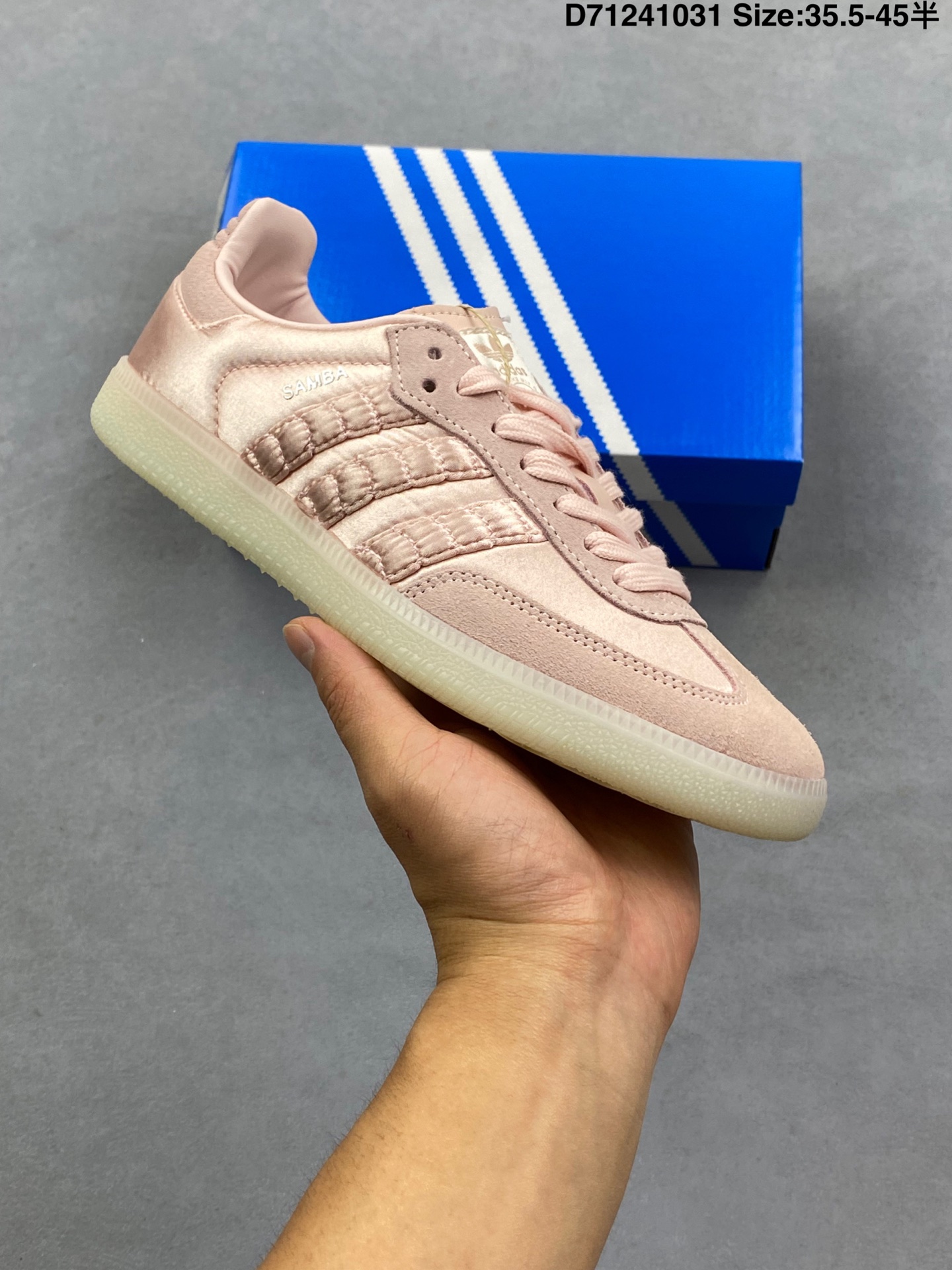 Adidas/阿迪达斯 男女鞋半码制,采用翻毛皮组合丝绸鞋面材质,内嵌海玻璃鞋垫,外置RB耐磨防滑橡胶大底❗️带你回味最原始的永远经典,阿迪达斯/三叶草Adidas Originals Samba OG 桑巴舞系列绅士德训足球风百搭低帮休闲运动板鞋“丝绸樱花粉 HQ5158 类型:男女鞋 编码:D71241031