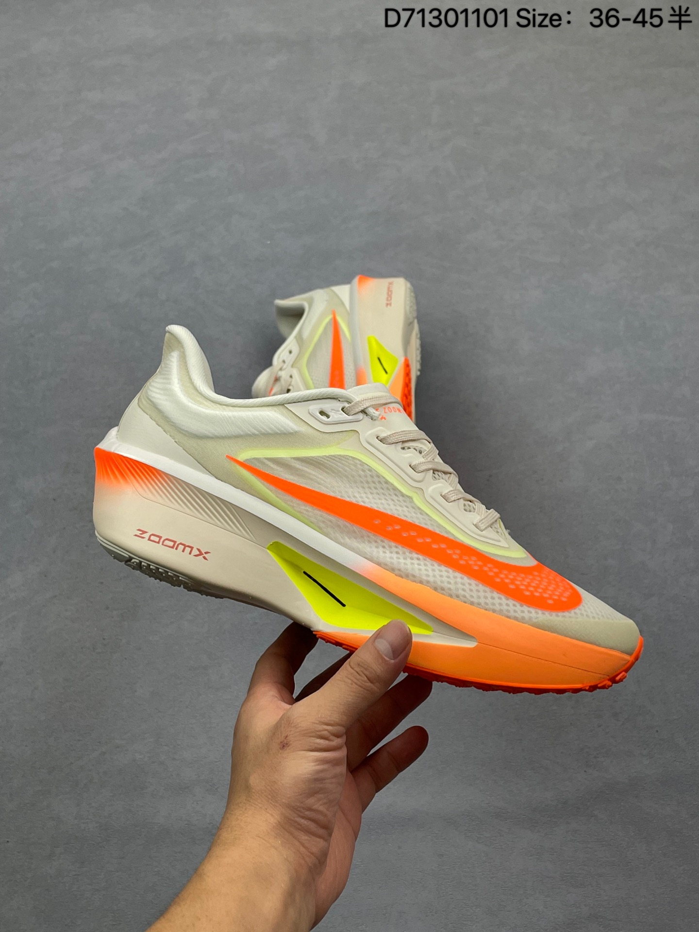 💰150
NIKE耐克Zoom Fly 6 马拉松碳板米黑跑步鞋男女同款运动鞋FN8455-001春新款ZOOM FLY 6 PRM缓震轻便跑步鞋。这款鞋在继承了 Nike Zoom Fly 5 的基础上，承诺为跑者带来更上一层楼的体验。它还继承了 Nike Vaporfly 3 和全新 Nike Alphafly 3 的设计风格，展现出更为简约和轻盈的外形。尤其是鞋跟部分，进行了重大改造，不仅提升支撑性，也增加了美观度。在 ZoomX 泡棉成功的基础上，Zoom Fly 6 引入更进一步的缓冲系统，为软硬适中和快速响应之间提供更好的平衡，满足长距离跑和短跑的需求。随着鞋跟和整体结构的可能改进，Zoom Fly 6 为跑者提供更好的稳定性和舒适度，这对于需要适应各种地形和跑步条件的跑者来说尤为重要。对于鞋面的改良，使用新的材料或构造技术，以实现更好的贴合和透气性，这将进一步提升鞋子的舒适度和性能。
货号：FN8454 104
编码：D71301101
Size:36～45B