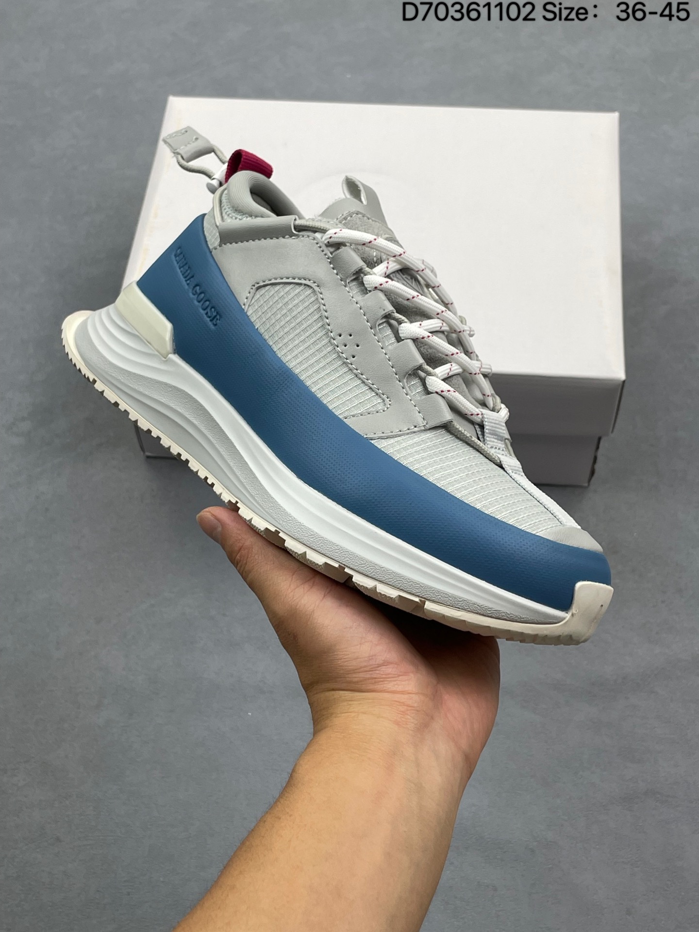 💰180
公司级✅原楦开发纸版楦型#采用防水耐磨纤维革组合采用固色翻毛皮与头层皮饰片鞋面材质#中底增高加厚缓震PU组合防滑耐磨锯齿大底❗️秋境无际,逸界前行！加拿大服饰品牌/加拿大鹅Canada Goose Glacier Trail Sneaker冰川越野系列低帮厚底轻量户外登山运动鞋“米白海军蓝黑”7785M_600
尺码：40-46
条码编码：617GDD1014
Canada Goose加拿大鹅推出2024秋冬系列新品，为衣橱增添季节质感，赋予造型多样可能，令你尽情展现个性，以焕新风貌探享无界自然。本季以升级功能性面料与深邃色调为基调，呈现多款个性行装与鞋履配饰单品，轻松应对季节过渡时期的多变气候，无论是畅游在都市街巷，抑或是穿梭于静谧旷野，皆能提供时刻的周到防护，随心前行，万境无拘。以轻盈之姿，跨越四季变换，探寻广袤新境。Canada Goose 加拿大鹅Glacier Trail运动鞋采用创新透气的HDry®技术制成，优异性能与多样功能性融入时尚设计中，多款清新、自然的全新配色，轻松适配不同场景，与你一同游弋都市街头，或邂逅自然秘境，踏遍精彩旅途。
D70361102
