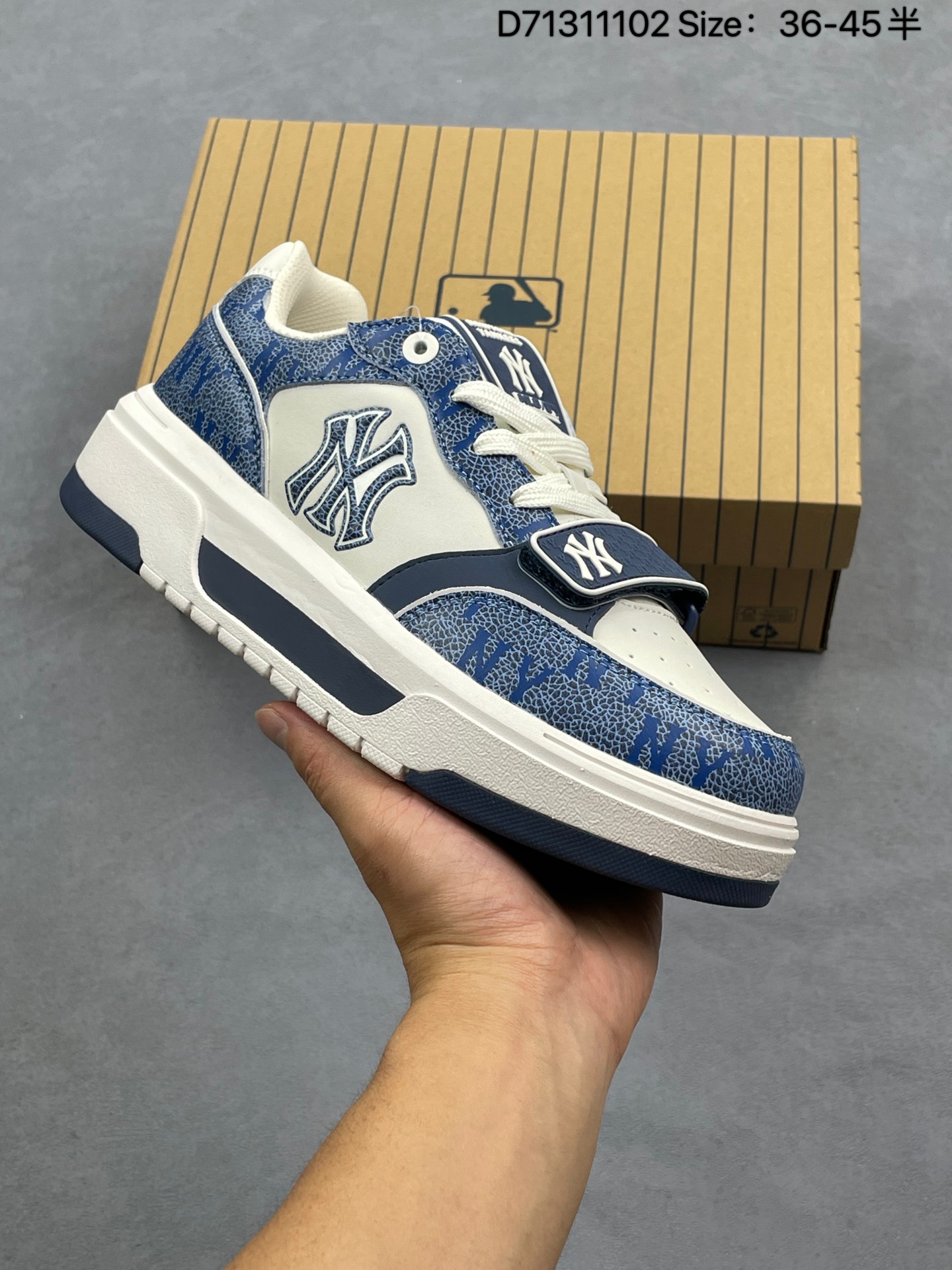 💰155
MLB/韩国F&F旗下运动品牌 男女鞋真标半码制采用软质纤维移膜革面鞋面材质,全新独立5cm厘米外增高轻质发泡中底组合耐磨橡胶外底片❗️学院穿搭爆款,Korea韩国限定!联乘美国榄球洋基队New York Yankees x MLB Chunky Liner Basic Mid 学长鞋系列老爹风轻量增高厚底百搭休闲运动板鞋 3ASXP025N
类型:男女鞋
码数:36 36.5 37.5 38 38.5 39 40 40.5 41 42 42.5 43 44 45
编码:D71311102