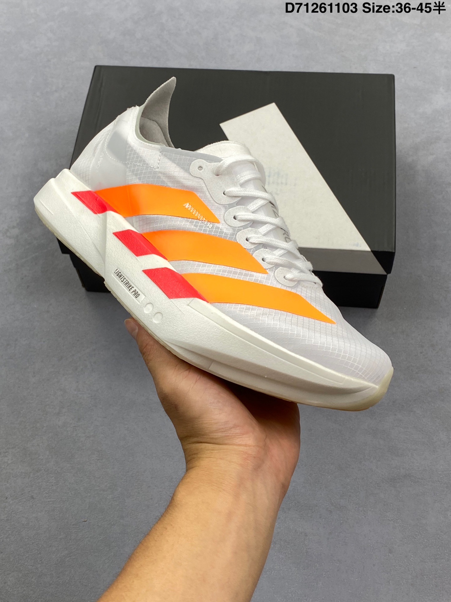 阿迪达斯 Adidas Adizero Adios Pro 5 M 舒适防滑耐磨 低帮 休闲跑步鞋 男女款厚度增高老爹鞋 金属银 2025年,adidas推出了adidas ADISPR4跑鞋,该鞋具有软弹的中底和外底,提供稳定的跑动体验.鞋面采用轻盈的材料,具有良好的透气性,同时具有优秀的抓地力和耐磨性.鞋底的软弹性使得蹬击感更加强,而中底的弹性使得跑步更加舒适.整双鞋的稳定性较高,适合各种跑步风格.然而,由于鞋底的软弹性,对于步幅较大的跑者来说,可能会感到不稳定.总体而言,adidas PR4是一款值得信赖的竞速鞋,适合日常训练和上赛道的跑步. 货号:JR6366 半 编码:D71261103