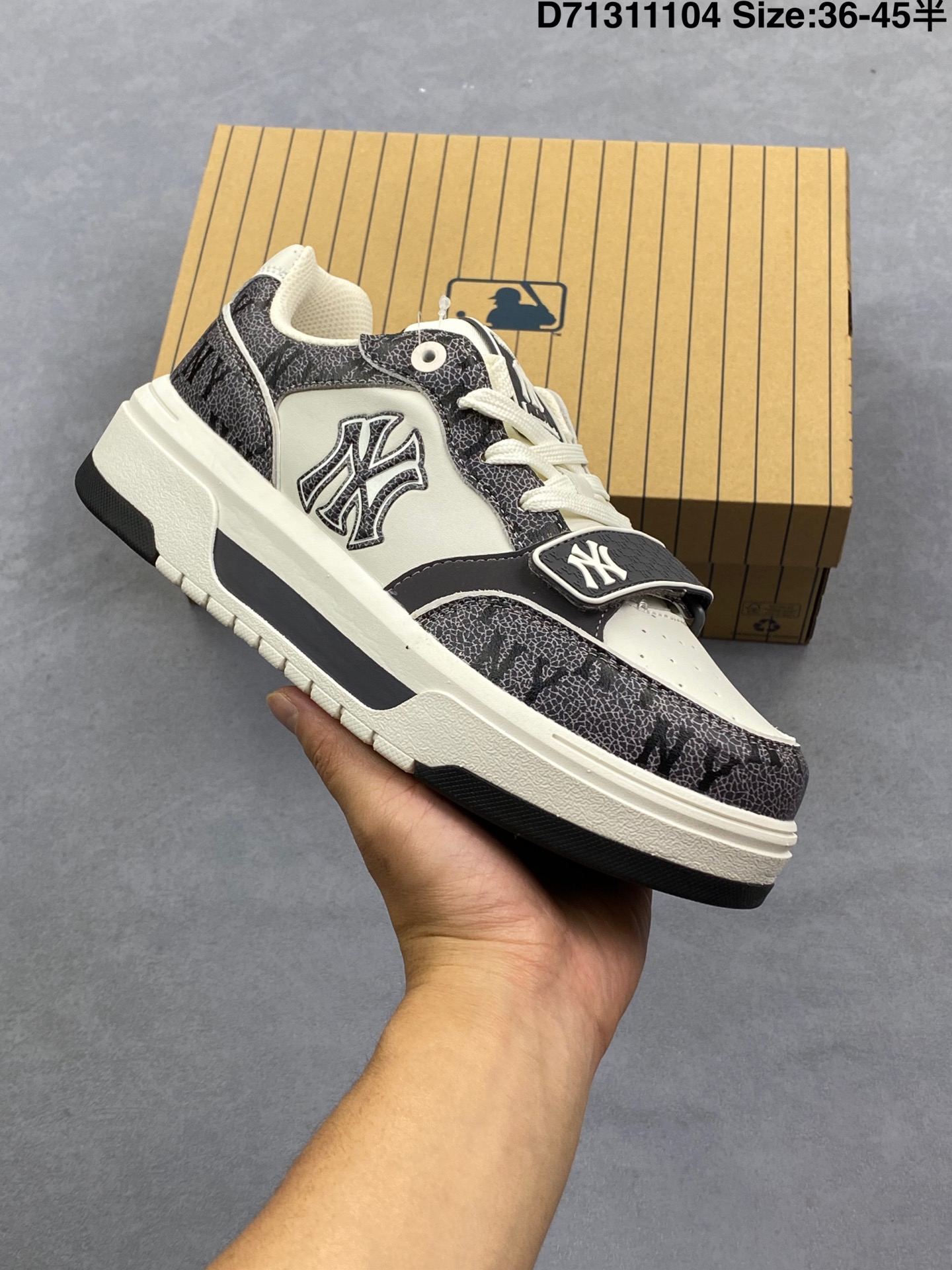 💰155
MLB/韩国F&F旗下运动品牌 男女鞋真标半码制采用软质纤维移膜革面鞋面材质,全新独立5cm厘米外增高轻质发泡中底组合耐磨橡胶外底片❗️学院穿搭爆款,Korea韩国限定!联乘美国榄球洋基队New York Yankees x MLB Chunky Liner Basic Mid 学长鞋系列老爹风轻量增高厚底百搭休闲运动板鞋 3ASXP025N
类型:男女鞋
码数:36 36.5 37.5 38 38.5 39 40 40.5 41 42 42.5 43 44 45
编码:D71311104