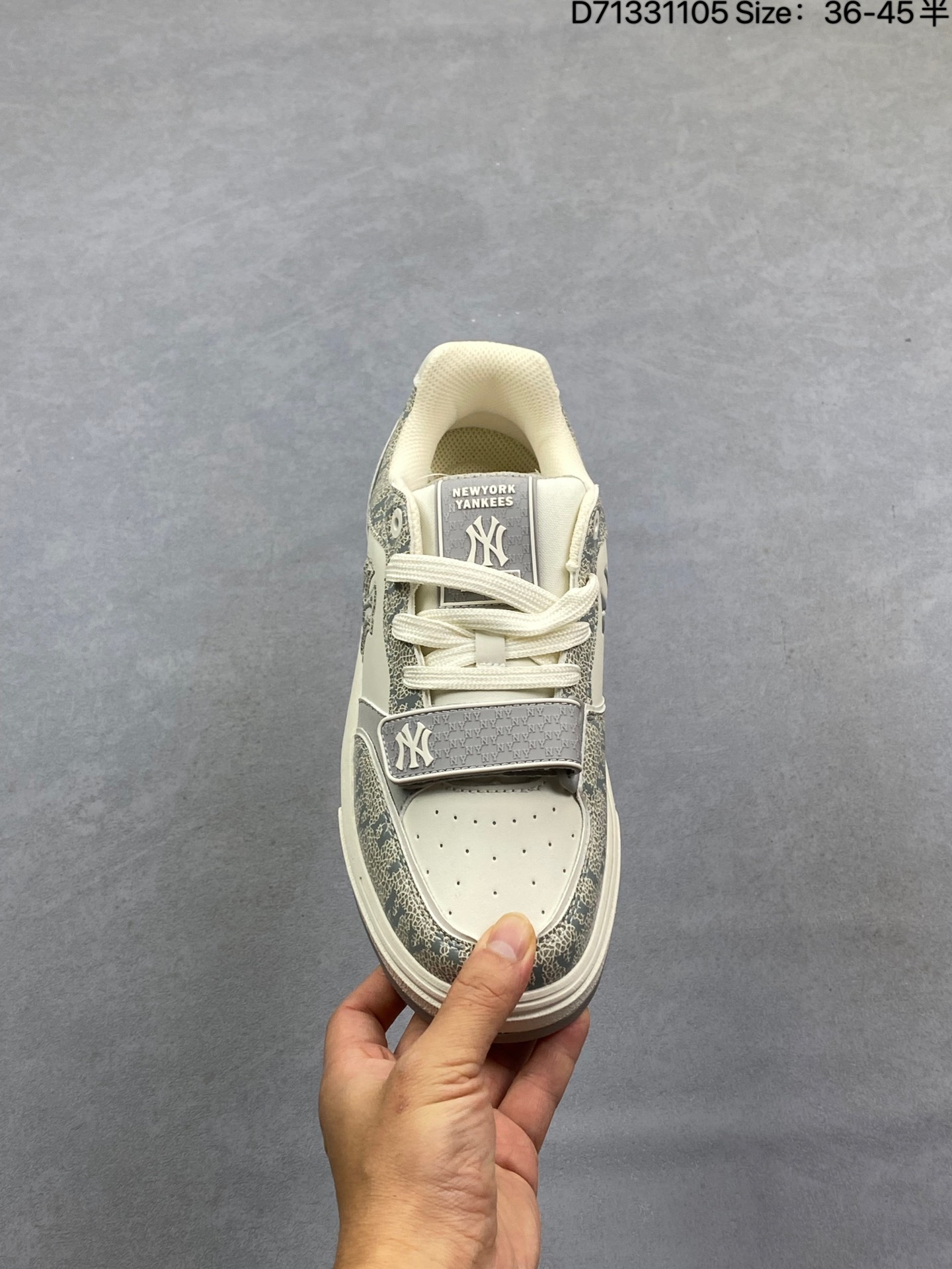 💰155
MLB/韩国F&F旗下运动品牌 男女鞋真标半码制采用软质纤维移膜革面鞋面材质,全新独立5cm厘米外增高轻质发泡中底组合耐磨橡胶外底片❗️学院穿搭爆款,Korea韩国限定!联乘美国榄球洋基队New York Yankees x MLB Chunky Liner Basic Mid 学长鞋系列老爹风轻量增高厚底百搭休闲运动板鞋 3ASXP025N
类型:男女鞋
码数:36 36.5 37.5 38 38.5 39 40 40.5 41 42 42.5 43 44 45
编码:D71311105