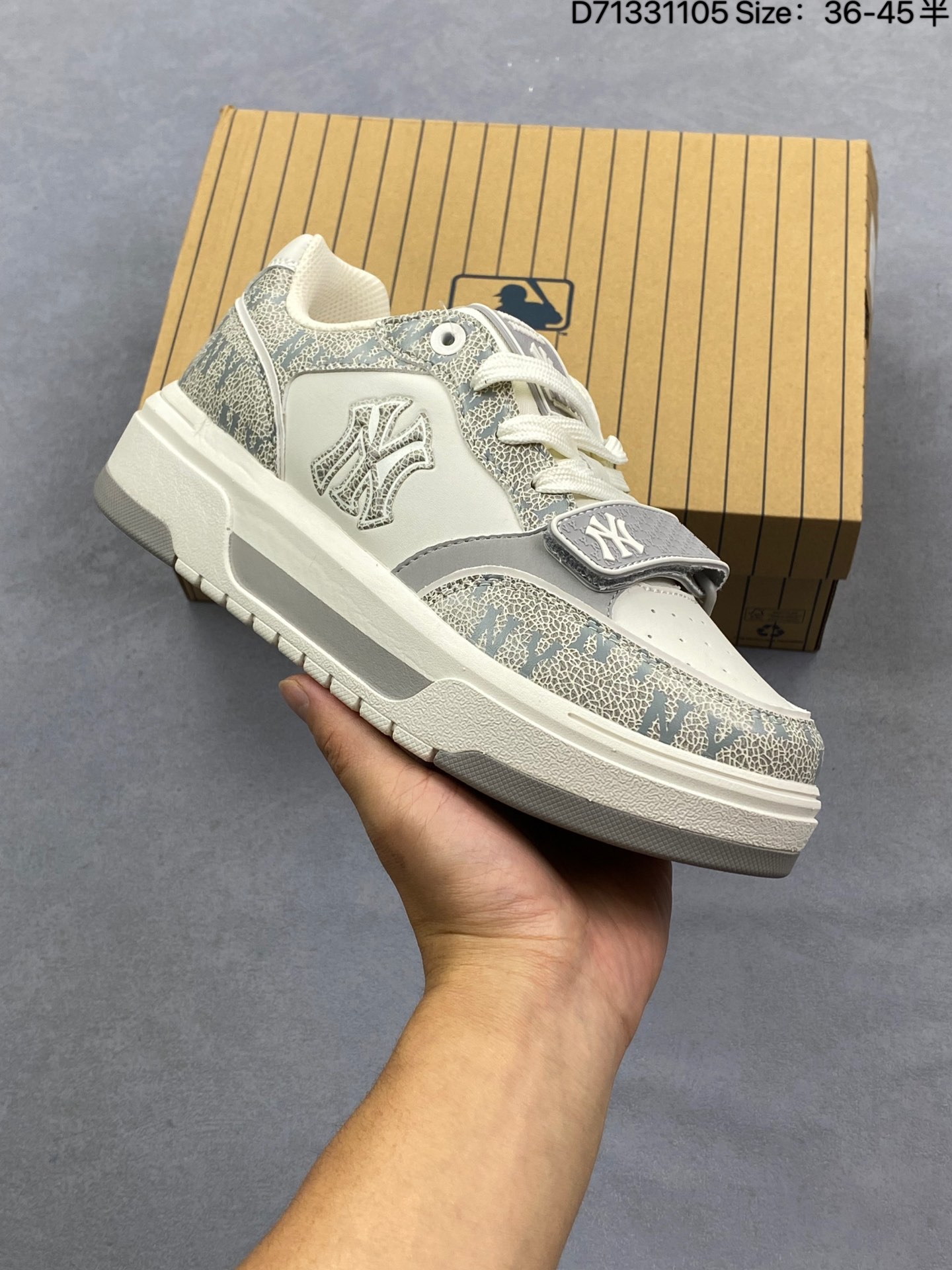 💰155
MLB/韩国F&F旗下运动品牌 男女鞋真标半码制采用软质纤维移膜革面鞋面材质,全新独立5cm厘米外增高轻质发泡中底组合耐磨橡胶外底片❗️学院穿搭爆款,Korea韩国限定!联乘美国榄球洋基队New York Yankees x MLB Chunky Liner Basic Mid 学长鞋系列老爹风轻量增高厚底百搭休闲运动板鞋 3ASXP025N
类型:男女鞋
码数:36 36.5 37.5 38 38.5 39 40 40.5 41 42 42.5 43 44 45
编码:D71311105