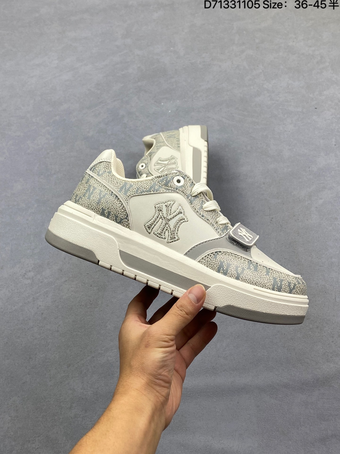 💰155
MLB/韩国F&F旗下运动品牌 男女鞋真标半码制采用软质纤维移膜革面鞋面材质,全新独立5cm厘米外增高轻质发泡中底组合耐磨橡胶外底片❗️学院穿搭爆款,Korea韩国限定!联乘美国榄球洋基队New York Yankees x MLB Chunky Liner Basic Mid 学长鞋系列老爹风轻量增高厚底百搭休闲运动板鞋 3ASXP025N
类型:男女鞋
码数:36 36.5 37.5 38 38.5 39 40 40.5 41 42 42.5 43 44 45
编码:D71311105