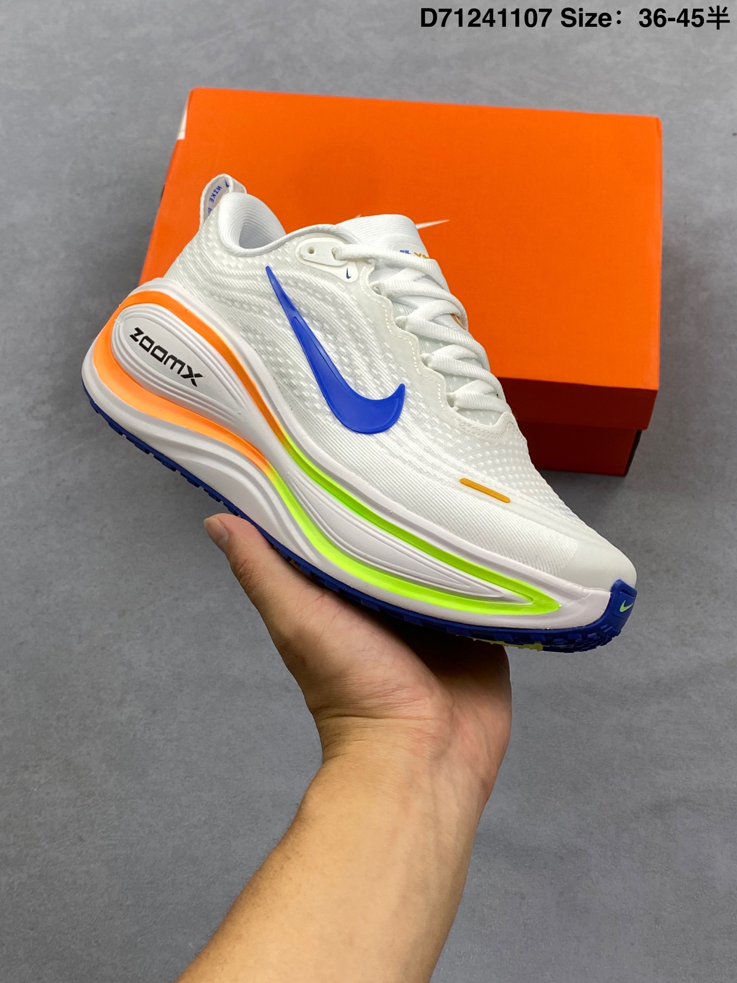 💰120
耐克Nike Vomero Plus 反转Swoosh｜跑鞋圈新王！厚底增高运动跑步鞋 时尚老爹鞋 这双Vomero Plus真的太绝了！反转Swoosh设计超有个性，缓震像踩云一样舒服，性价比吊打HOKA，跑渣必备啊！该鞋款采用创新设计，致敬Nike Run Club标志，并拥有升级的缓震科技，如ZoomX全大底和加厚后跟。中性色美学和3M反光条设计使其适合夜跑。此外，鞋垫内藏马拉松赛道图，鞋舌透气孔排成NRC字样，是耐克首次在跑鞋上使用反向Swoosh。市场预期该鞋款将成为年度断货王，与HOKA等品牌竞争。

货号:  HV8154
尺码:  36-45含半码
编码: D71241107