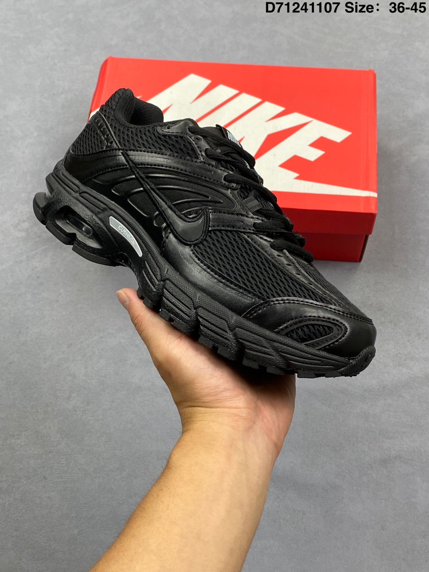 💰120
耐克（NIKE）AIR MAX MOTO 2K 2025秋男女鞋AIR MAX MOTO II运动休闲鞋 HQ2056-101 Y2K 玩家狂喜！Nike 又一经典造型回归！注入式的中掌支撑系统和金属网眼提供支撑和透气性。轻而透气的网眼面料和合成材料组成的鞋面。合成革的脚跟，覆盖中掌的鞋带系统将双足锁在中底中。脚跟为双密度的聚亚安脂，PHYLON的前掌，脚跟处MAX AIR气垫和前掌的内置气垫形成了独特的Nike式缓震系统前掌的充气橡胶和脚跟的耐用BRS1000碳质橡胶。TPU承托盘减少重量的同时具有扭转保护的作用。为慢跑爱好者设计的缓震和稳定完美结合的跑鞋。鞋面采用了标志性的网眼面料，结合亮光材质的应用，让这双鞋的视觉层次显得更加丰富。鞋底方面采用了 Cushlon 泡棉和 Air Max 缓震，在增高的同时，又有不错的脚感体验。

货号:  HQ2056
尺码:  36-45
编码:  D71241107