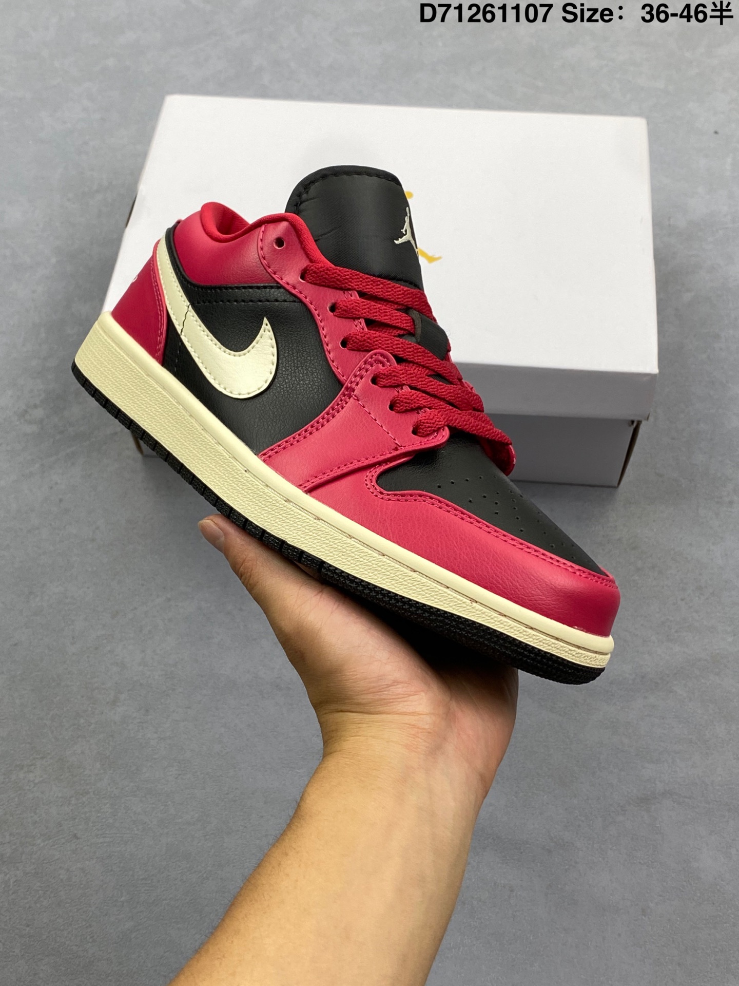 💰130
耐克 乔丹Air Jordan 1 Low AJ1 乔1  乔丹1代aj1  低帮复古文化休闲运动篮球鞋。该鞋款从 1985 年元年款汲取设计灵感，焕新演绎简约经典外观，让人感到熟悉的同时又颇具新意。缝线细节搭配后跟刺绣 Wings 标志，彰显 JORDAN 品牌与众不同的专属格调。皮革鞋面，塑就出众结构感与耐穿性。鞋底加入 Nike Air 缓震技术，造就轻盈缓震脚感，外底融入橡胶，铸就非凡抓地力，塑就日常佳选，后跟饰有 Wings 标志，鞋头打孔设计，泡绵中底。
货号：DC0774 138 
编码：D71261107
 Size:36～46B