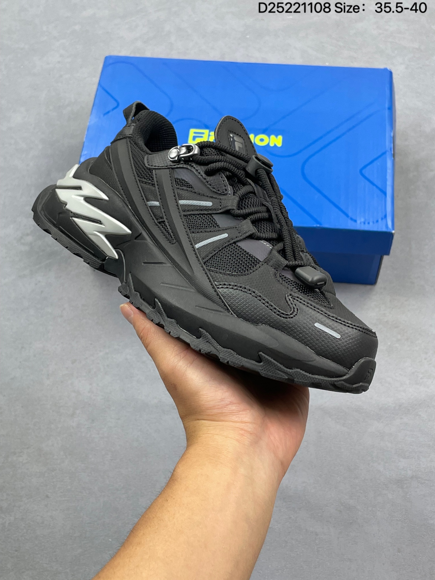 合集💰240
斐乐 女款老爹鞋 FILA FUSION 厚底增高百搭运动鞋 意大利百年经典运动品牌，网红单品 小红书推荐爆款 FILA斐乐新款小白鞋斐乐潮牌文化街头风运动鞋，FILA 隆重发布旗下全新潮流运动品牌 FILA FUSION，以独到的时尚触角和创新的锐意设计，引领运动潮流新风尚。款式时尚百搭，鞋子轻便透气脚感舒适，鞋底软硬适中防滑耐磨，尺码标准。  

类型：女鞋
货号： T12W541005FAB
尺码：35-40含半码
编码: D25221108