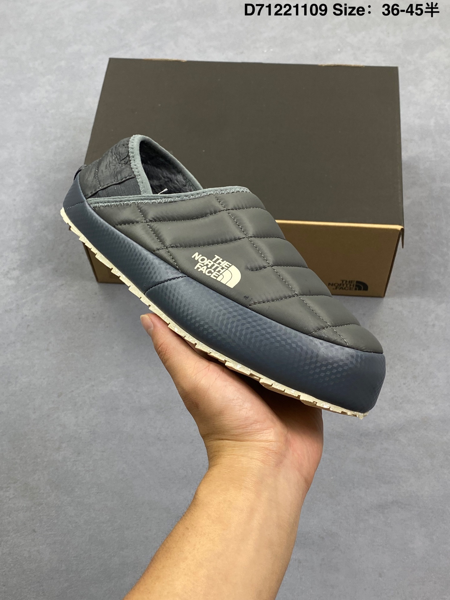 合集💰 110
✅The North Face Thermoball Traction 北面冬季加绒透气轻盈一脚蹬休闲套鞋
货号:NFOA3VIH-Q4C
尺码:36-45半
编码:D71221109