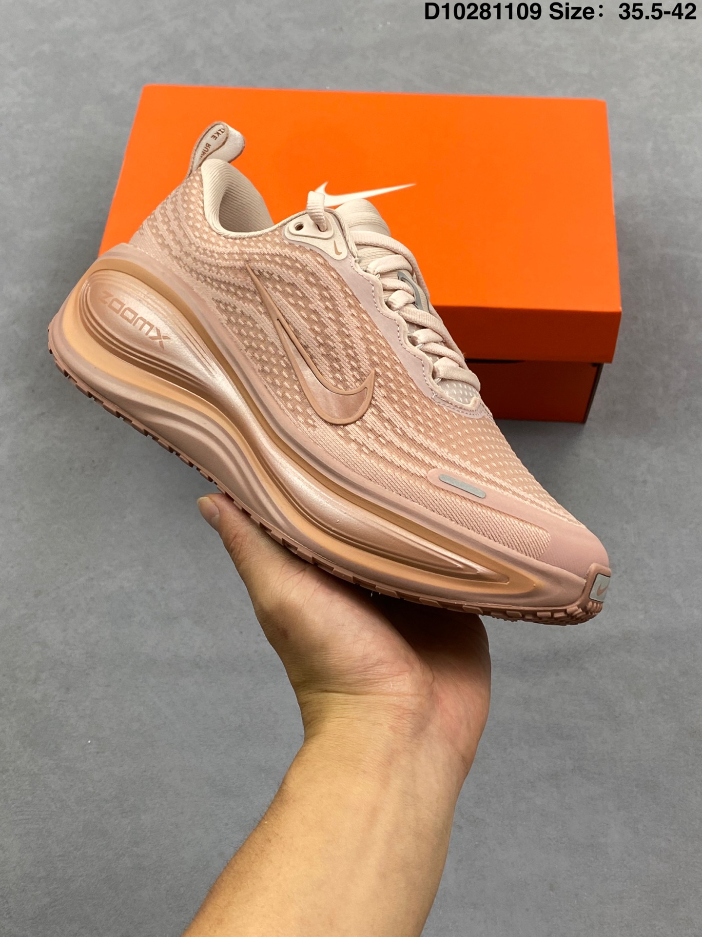 💰140
耐克Nike Vomero Plus 反转Swoosh｜跑鞋圈新王！厚底增高运动跑步鞋 时尚老爹鞋 这双Vomero Plus真的太绝了！反转Swoosh设计超有个性，缓震像踩云一样舒服，性价比吊打HOKA，跑渣必备啊！该鞋款采用创新设计，致敬Nike Run Club标志，并拥有升级的缓震科技，如ZoomX全大底和加厚后跟。中性色美学和3M反光条设计使其适合夜跑。此外，鞋垫内藏马拉松赛道图，鞋舌透气孔排成NRC字样，是耐克首次在跑鞋上使用反向Swoosh。市场预期该鞋款将成为年度断货王，与HOKA等品牌竞争。

货号:  HV8154
尺码:  36-45含半码
编码: D10281109