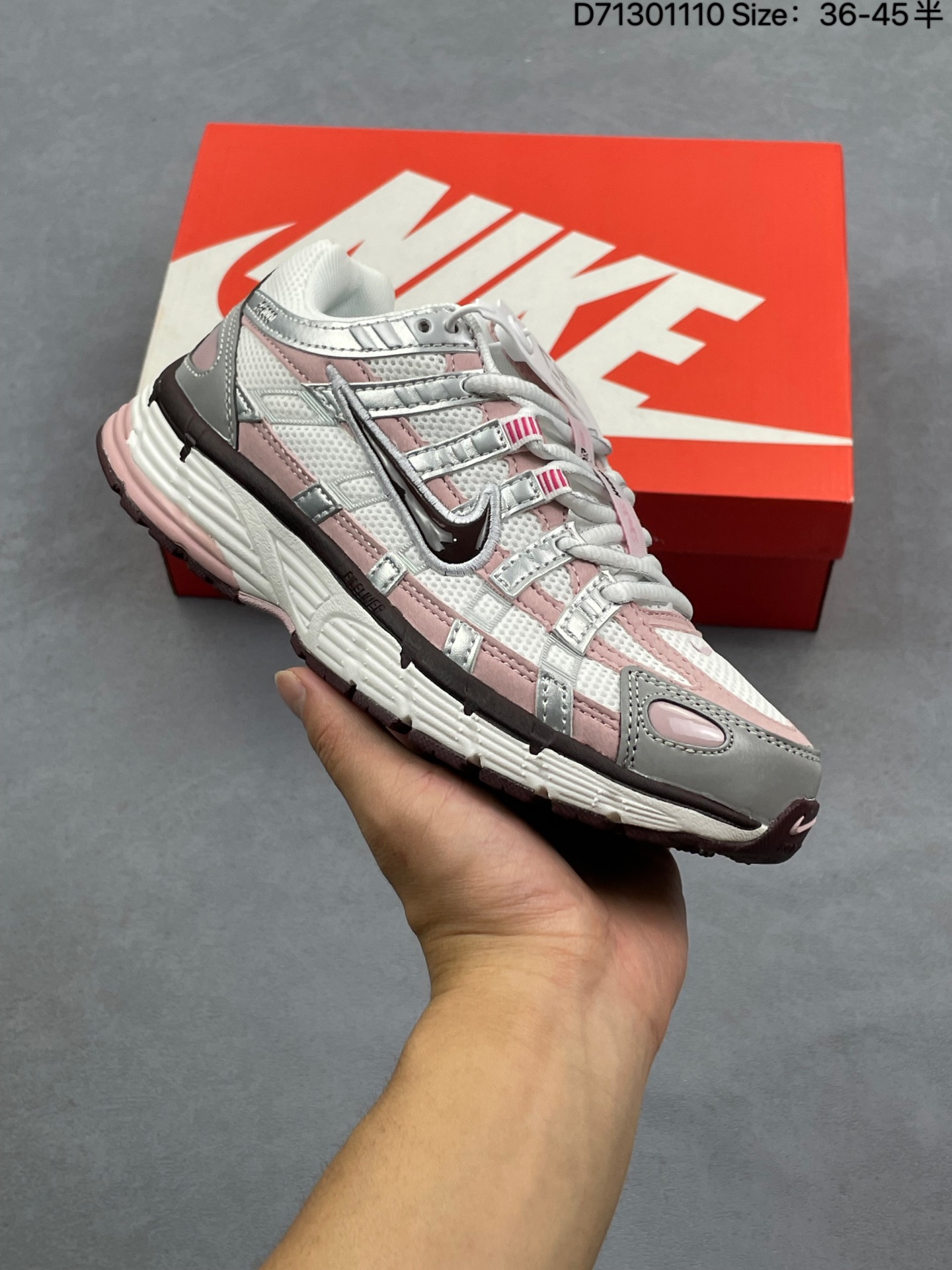 💰150
Nike P-6000 系列低帮复古老爹风休闲运动舒适慢跑鞋  
购入原鞋原装纸板楦头开发 独家私模四层组合大底 市场唯一正确版本 良心定价 新配色陆续出货 进口三文治网面 融合 Pegasus 过往运动鞋设计 助力 21 世纪早期跑步运动跃升时尚新高度 采用透气网眼布、运动风格线条和耐穿覆面 兼具吸睛外观和舒适感受 中底泡绵以田径赛道为灵感 打造厚实设计 缔造出众缓震性能 

货号：IM6026 121
尺码：36-45半
编码：D71301110