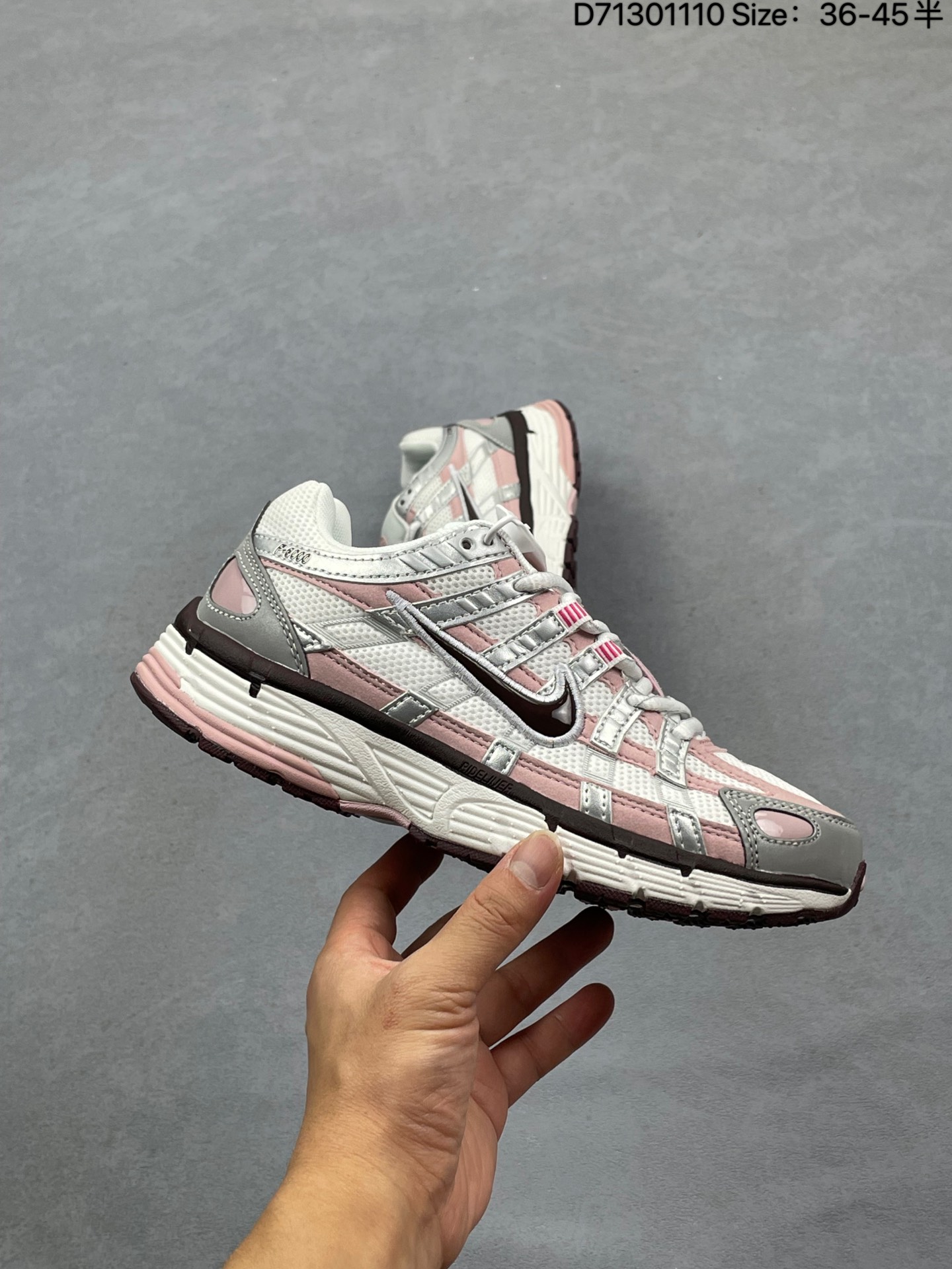 💰150
Nike P-6000 系列低帮复古老爹风休闲运动舒适慢跑鞋  
购入原鞋原装纸板楦头开发 独家私模四层组合大底 市场唯一正确版本 良心定价 新配色陆续出货 进口三文治网面 融合 Pegasus 过往运动鞋设计 助力 21 世纪早期跑步运动跃升时尚新高度 采用透气网眼布、运动风格线条和耐穿覆面 兼具吸睛外观和舒适感受 中底泡绵以田径赛道为灵感 打造厚实设计 缔造出众缓震性能 

货号：IM6026 121
尺码：36-45半
编码：D71301110