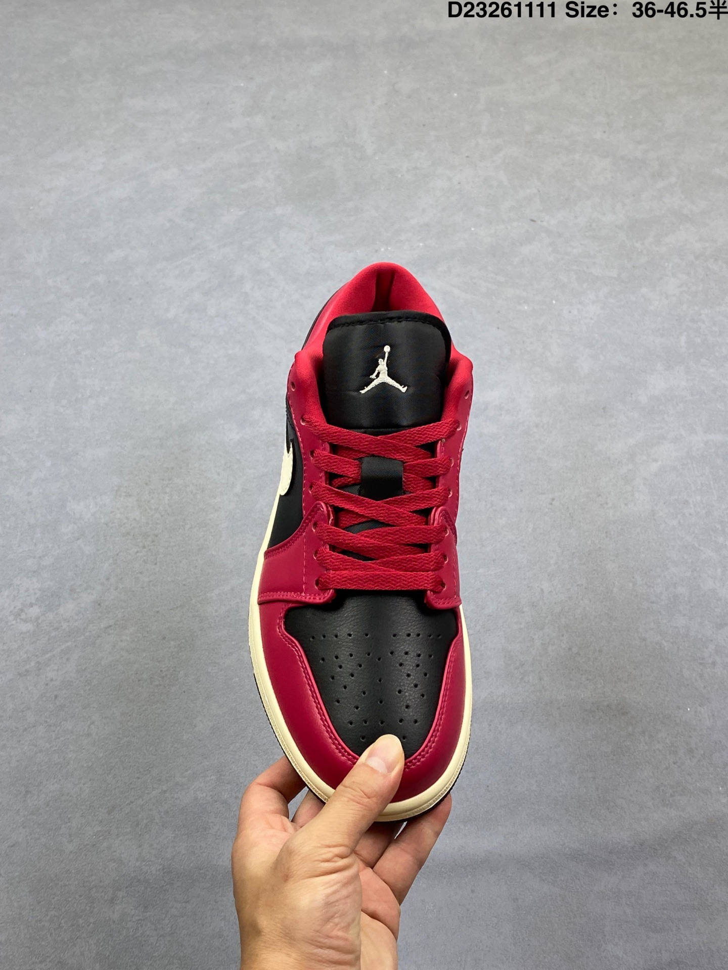 💰130
Air Jordan AJ1 Low 低帮 漆皮黑红 终端优势供应 市面中低帮最具代表性版本没有之一 口碑大厂出品 品控大底版型不断改良更新 全套原纸板楦头开发 确保原汁原味 完美呈现版型 完美零毛边处理 原厂内置全掌气垫 价格定位良心 平台专用代工流水线出品 一眼公司既视感 拿到手的一瞬间就与众不同 碾压市面所有版本 全部原鞋开发 每一个配色都会采购原鞋确认细节 打破市面看图做货无好货之说 
货号：HV4089 006
尺码:如图
D23261111