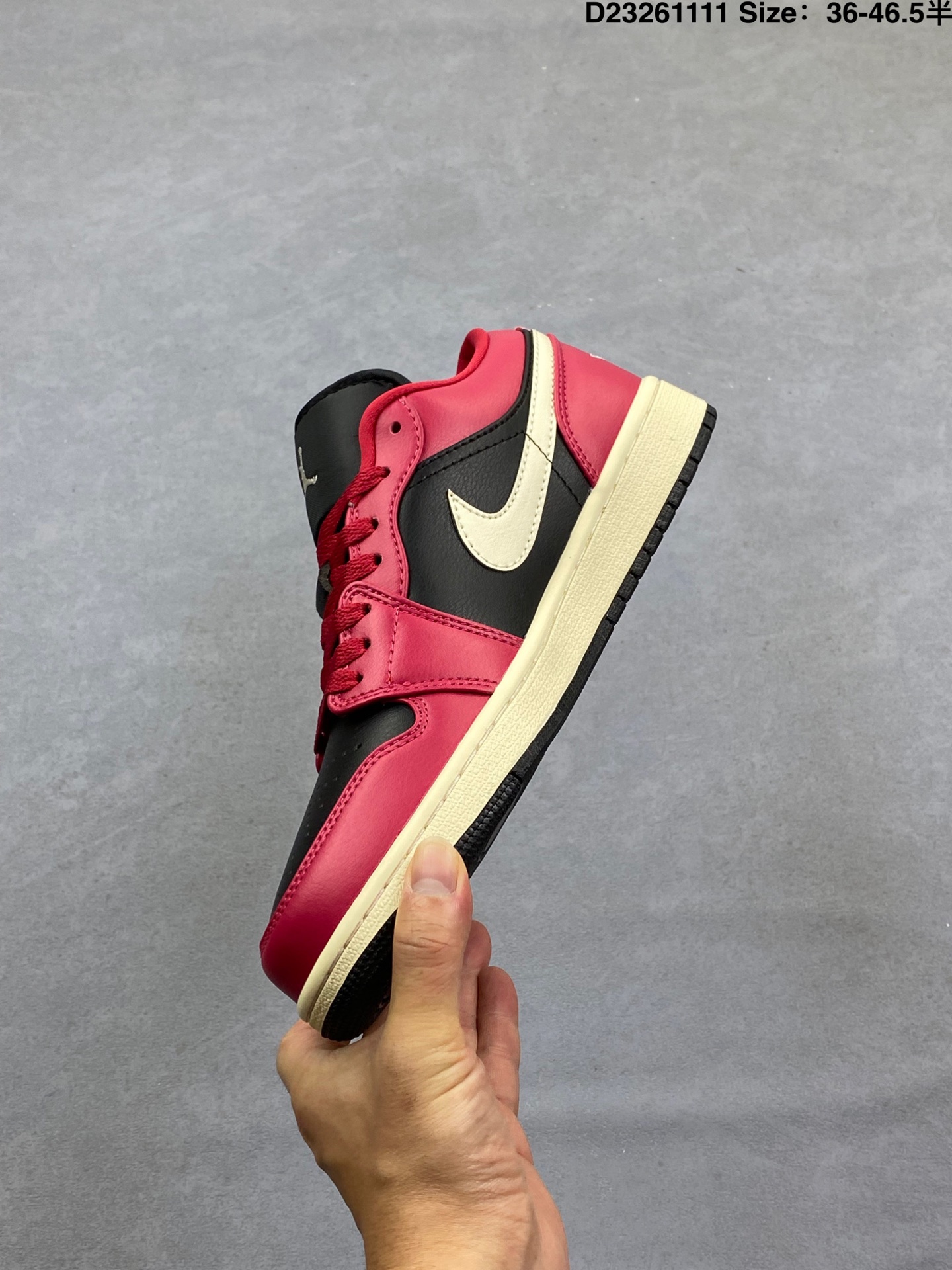 💰130
Air Jordan AJ1 Low 低帮 漆皮黑红 终端优势供应 市面中低帮最具代表性版本没有之一 口碑大厂出品 品控大底版型不断改良更新 全套原纸板楦头开发 确保原汁原味 完美呈现版型 完美零毛边处理 原厂内置全掌气垫 价格定位良心 平台专用代工流水线出品 一眼公司既视感 拿到手的一瞬间就与众不同 碾压市面所有版本 全部原鞋开发 每一个配色都会采购原鞋确认细节 打破市面看图做货无好货之说 
货号：HV4089 006
尺码:如图
D23261111