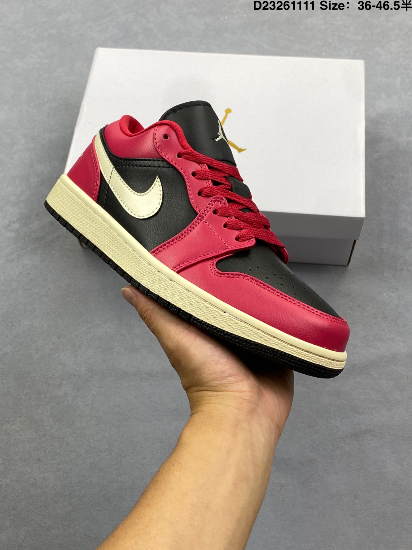 💰130
Air Jordan AJ1 Low 低帮 漆皮黑红 终端优势供应 市面中低帮最具代表性版本没有之一 口碑大厂出品 品控大底版型不断改良更新 全套原纸板楦头开发 确保原汁原味 完美呈现版型 完美零毛边处理 原厂内置全掌气垫 价格定位良心 平台专用代工流水线出品 一眼公司既视感 拿到手的一瞬间就与众不同 碾压市面所有版本 全部原鞋开发 每一个配色都会采购原鞋确认细节 打破市面看图做货无好货之说 
货号：HV4089 006
尺码:如图
D23261111